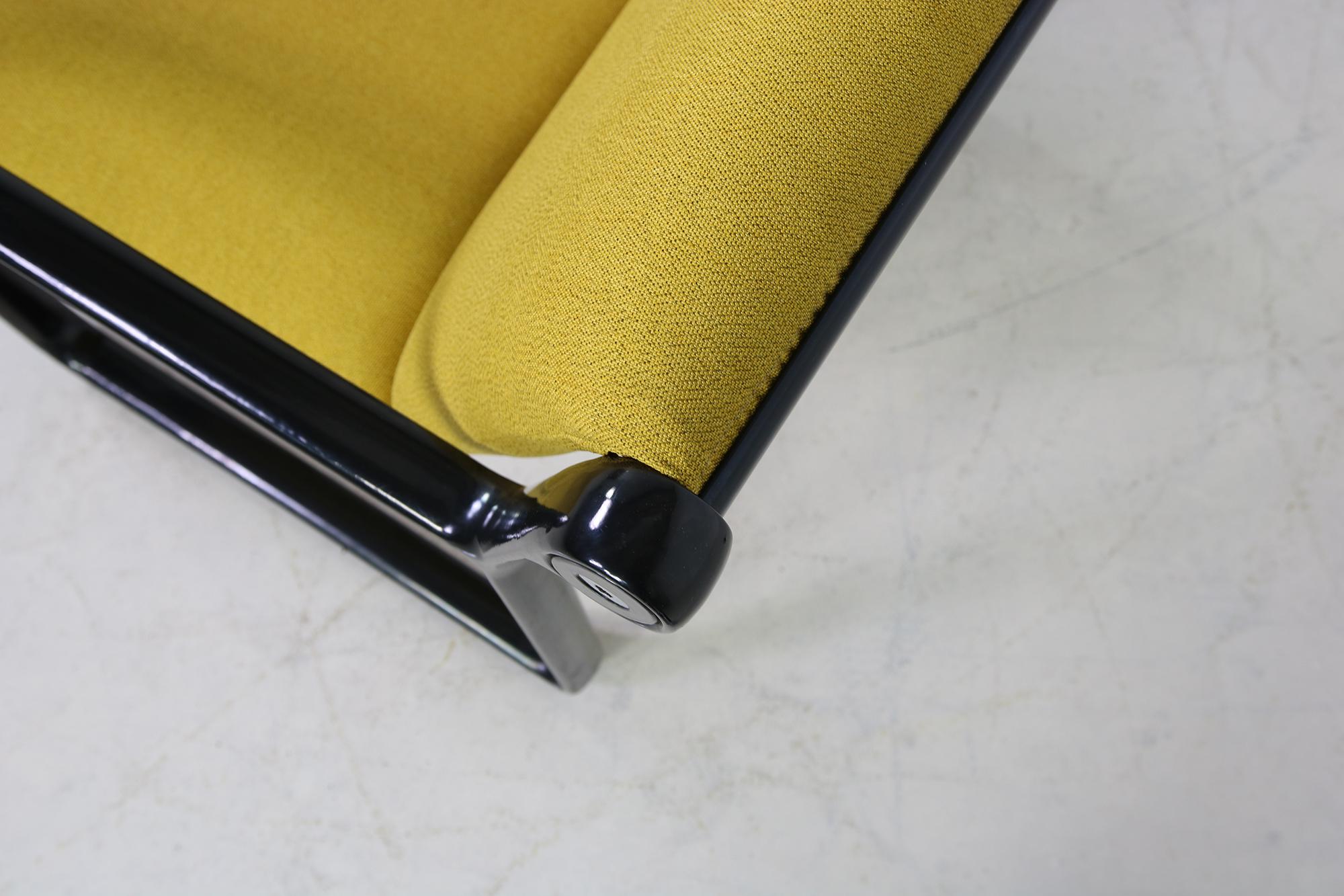 Mid-Century moderno Coppia di sedie da salotto anni '70 di Hannah & Morrison per Knoll Giallo scuro e nero in vendita