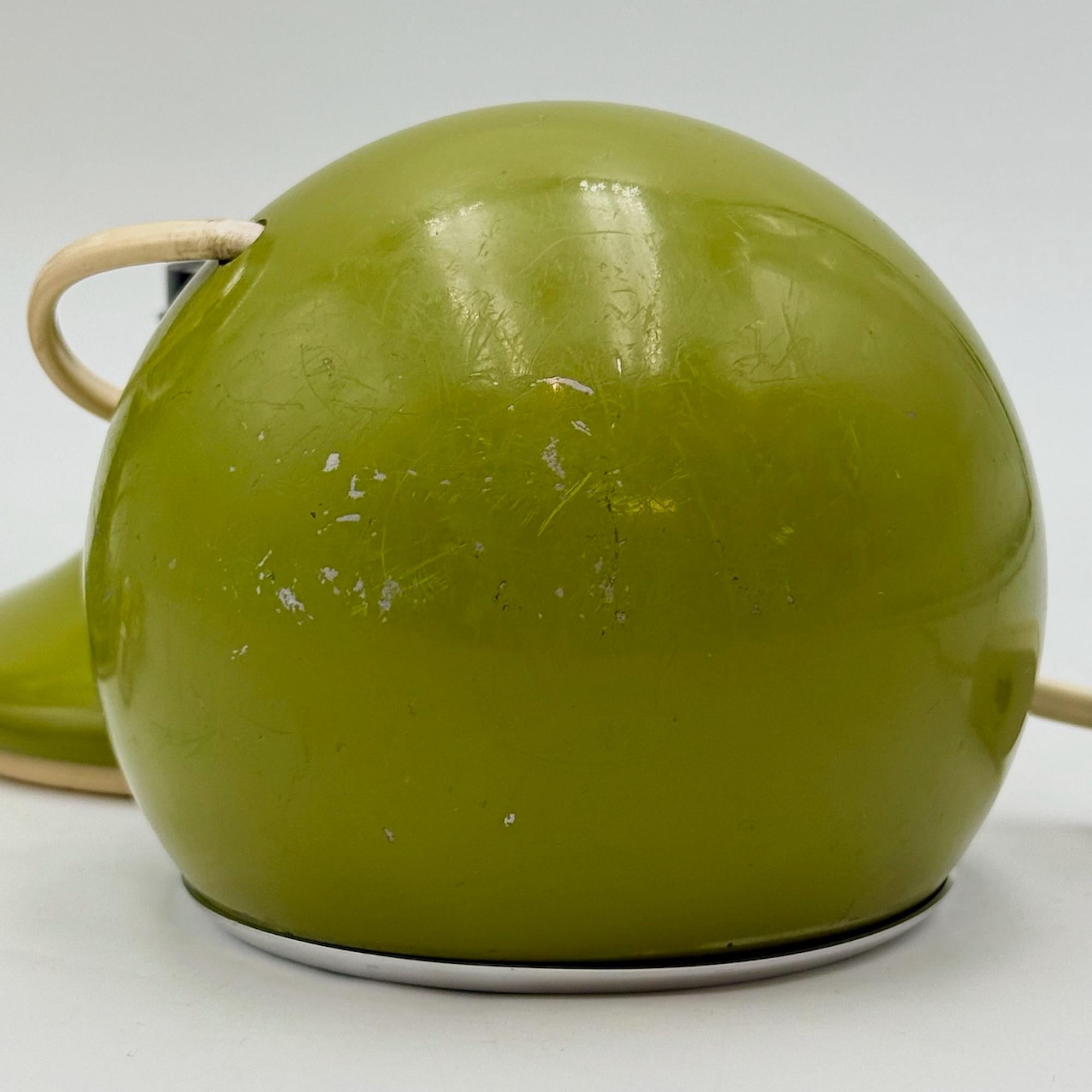 Métal Paire de lampes de table Luene A Space Greene en métal vert des années 1970 en vente