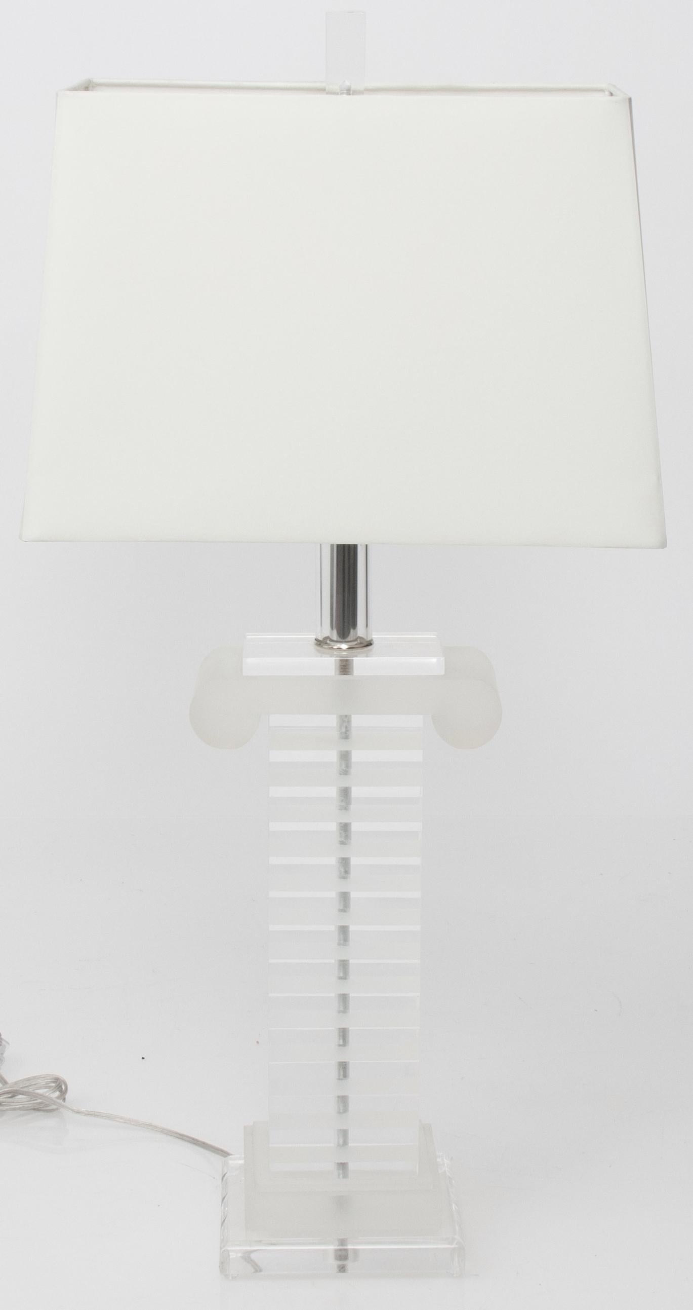 Paire de lampes de table à colonne en Lucite. Détails rayés en Lucite transparent givré et poli. Base carrée empilée en Lucite. Nouvellement recâblé. Chaque lampe fonctionne avec une ampoule standard (non incluse).
Les abat-jour ne sont pas inclus. 