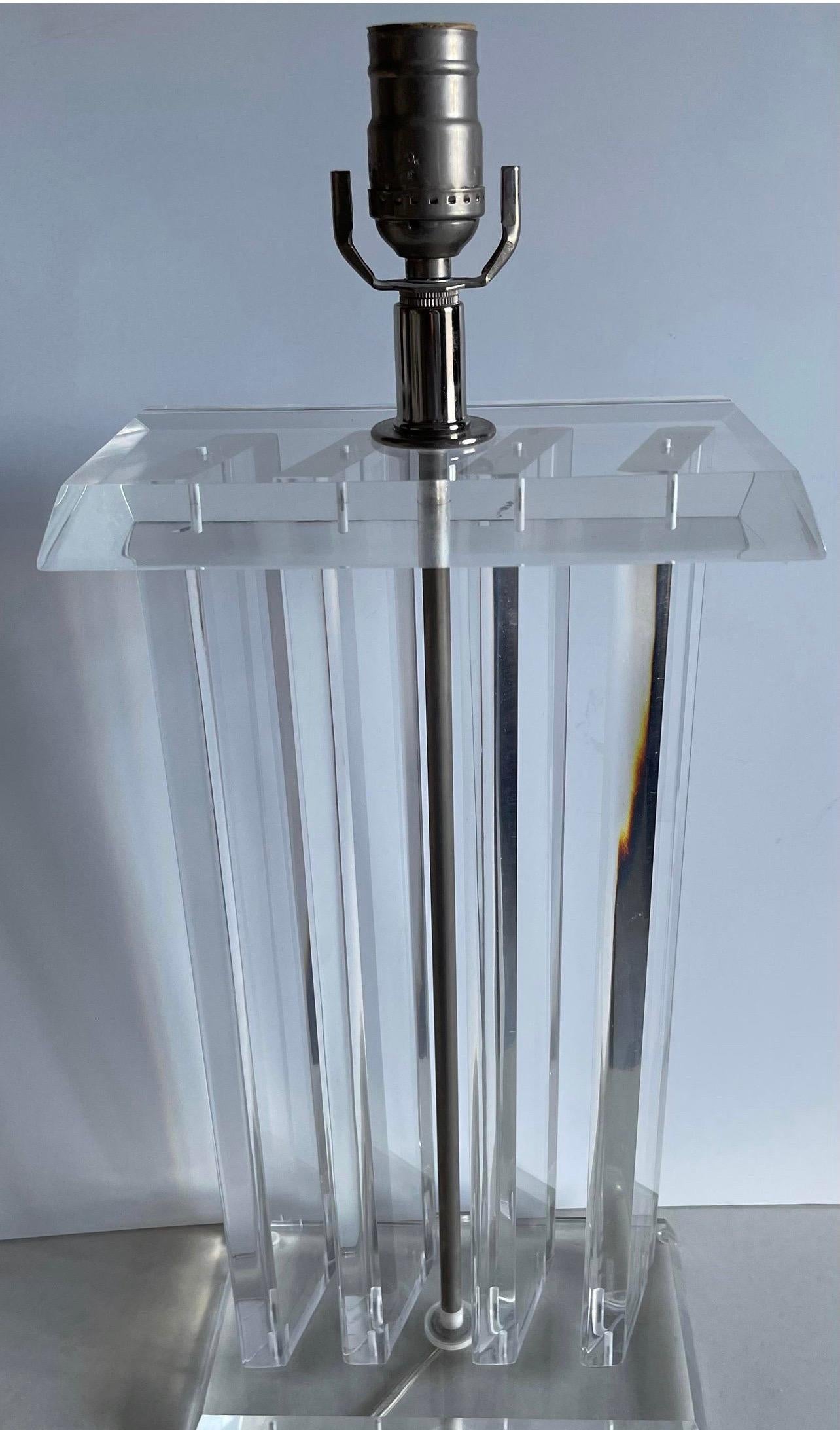 Paire de lampes de table à colonne en lucite des années 1970 en vente 1