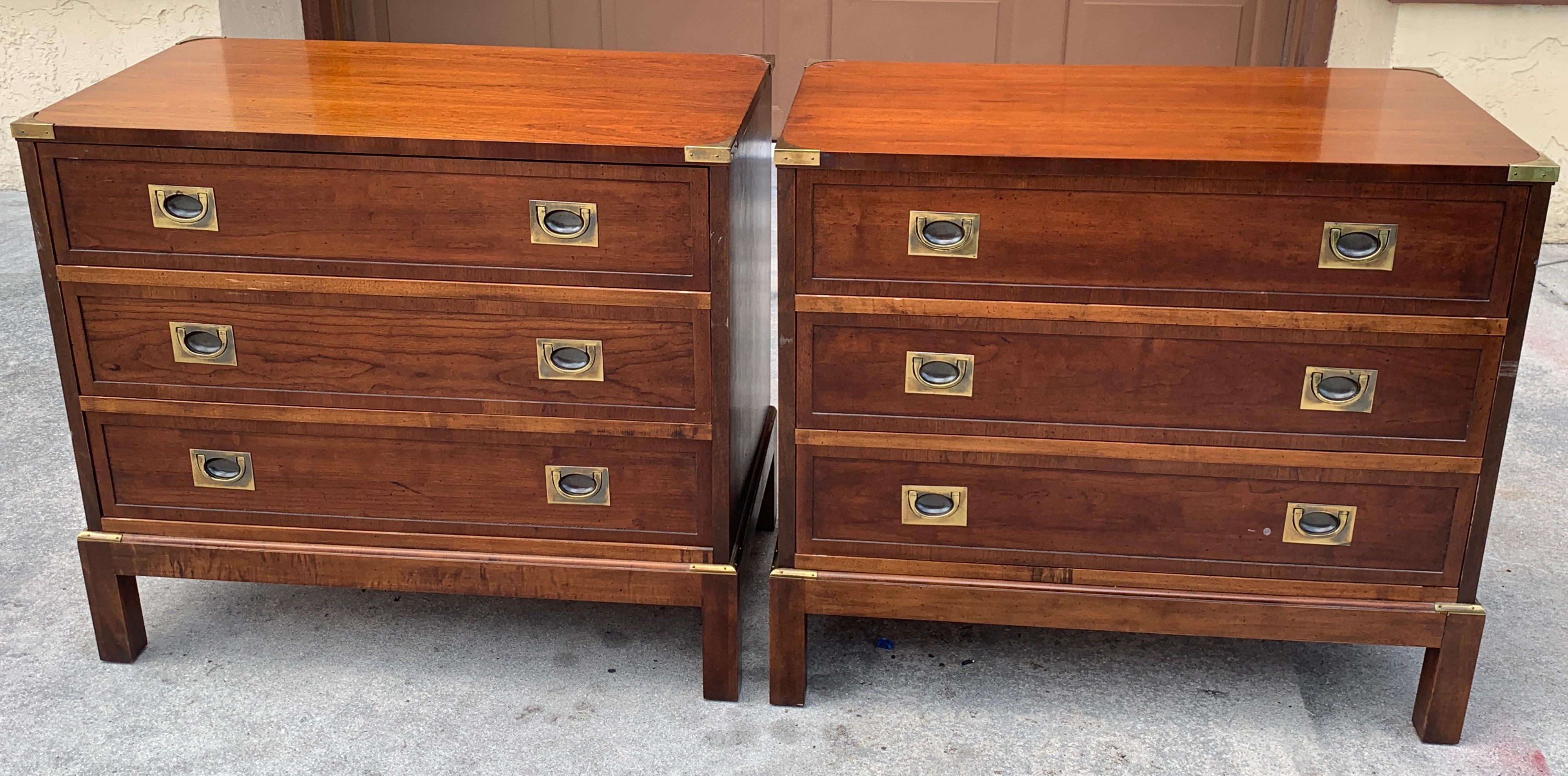 Pair of 1970s mahogany and brass mahogany modern campaign chests, each one fitted with three long drawers 6