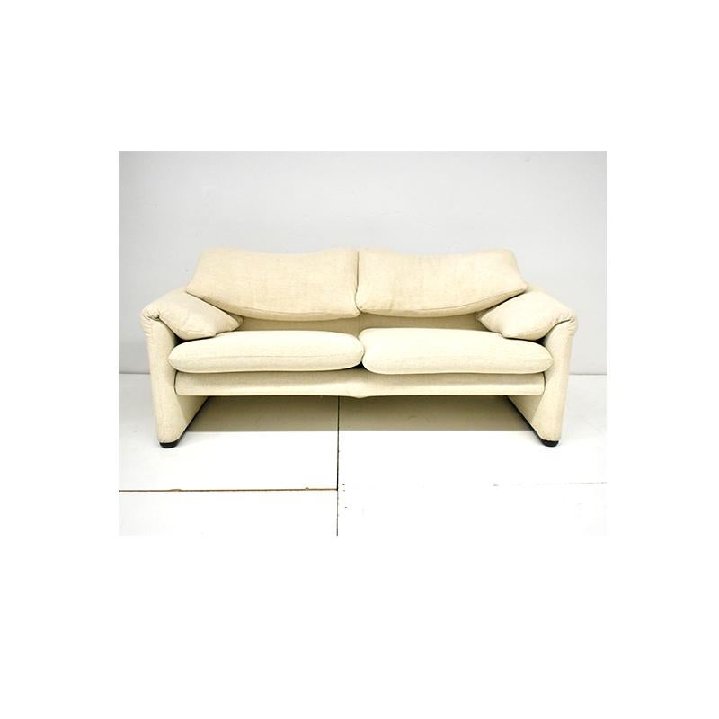 Pair of vintage 'Maralunga' two-seater sofas, historic and iconic design by Vico Magistretti, Cassina production. Year of production 1974
This pair features their original knitted wool in ivory.
It's characteristic for the movement of the