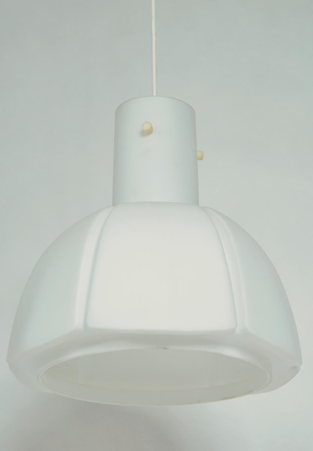 Paar Deckenleuchten aus mattem Opalglas der 1970er Jahre von Glashütte Limburg Deutschland im Angebot 6