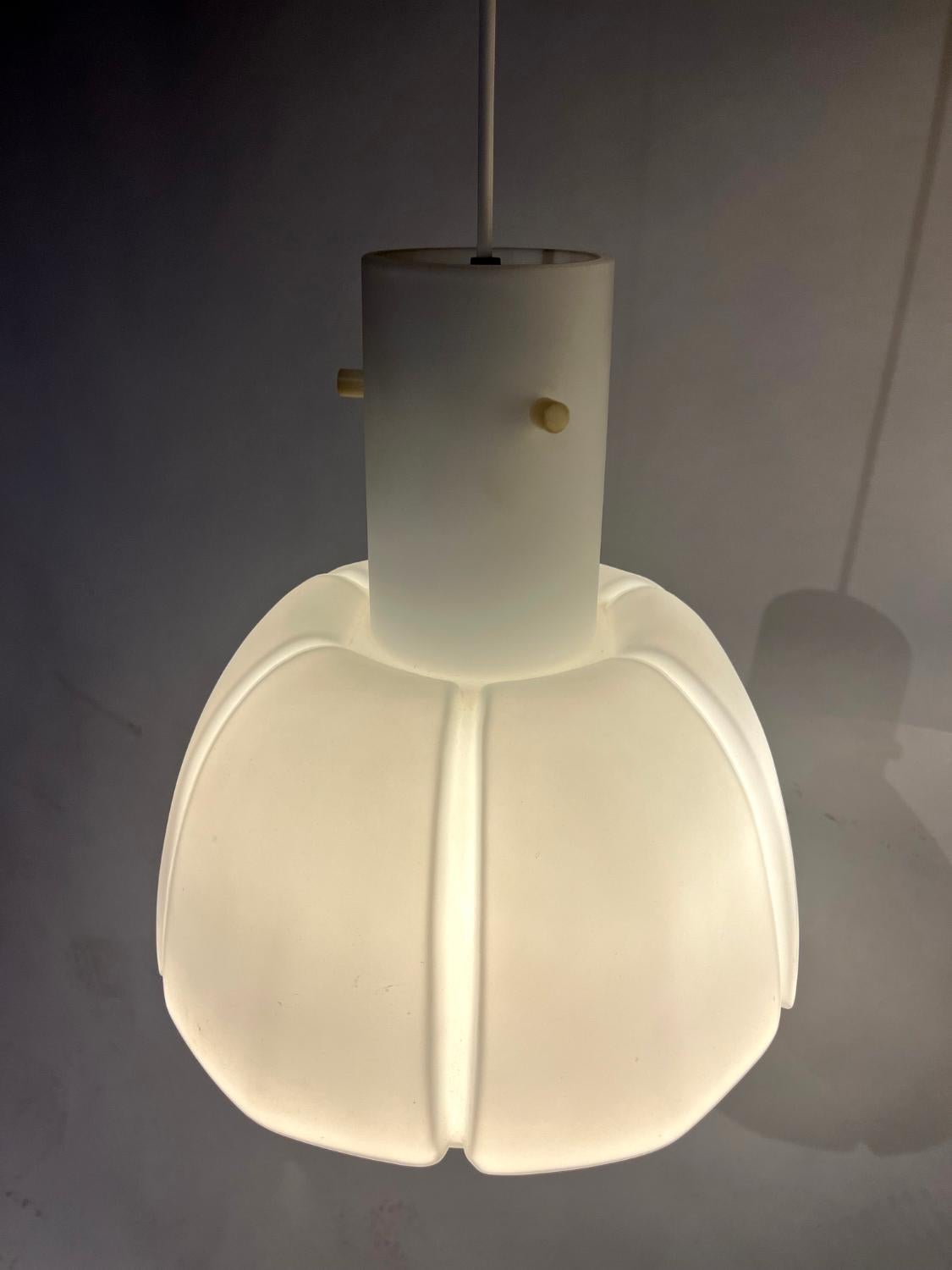 Paar Deckenleuchten aus mattem Opalglas der 1970er Jahre von Glashütte Limburg Deutschland im Angebot 2