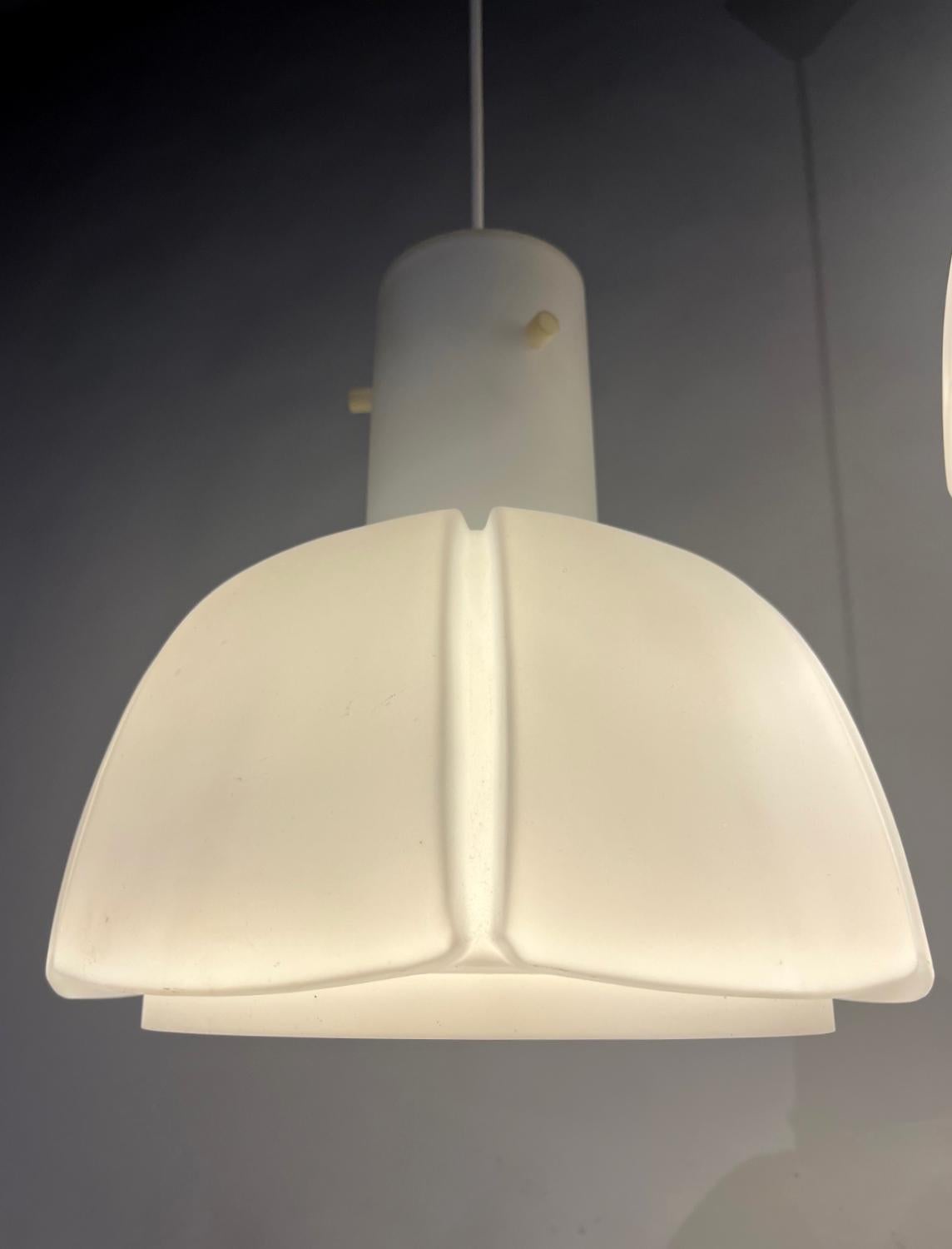 Paar Deckenleuchten aus mattem Opalglas der 1970er Jahre von Glashütte Limburg Deutschland im Angebot 3