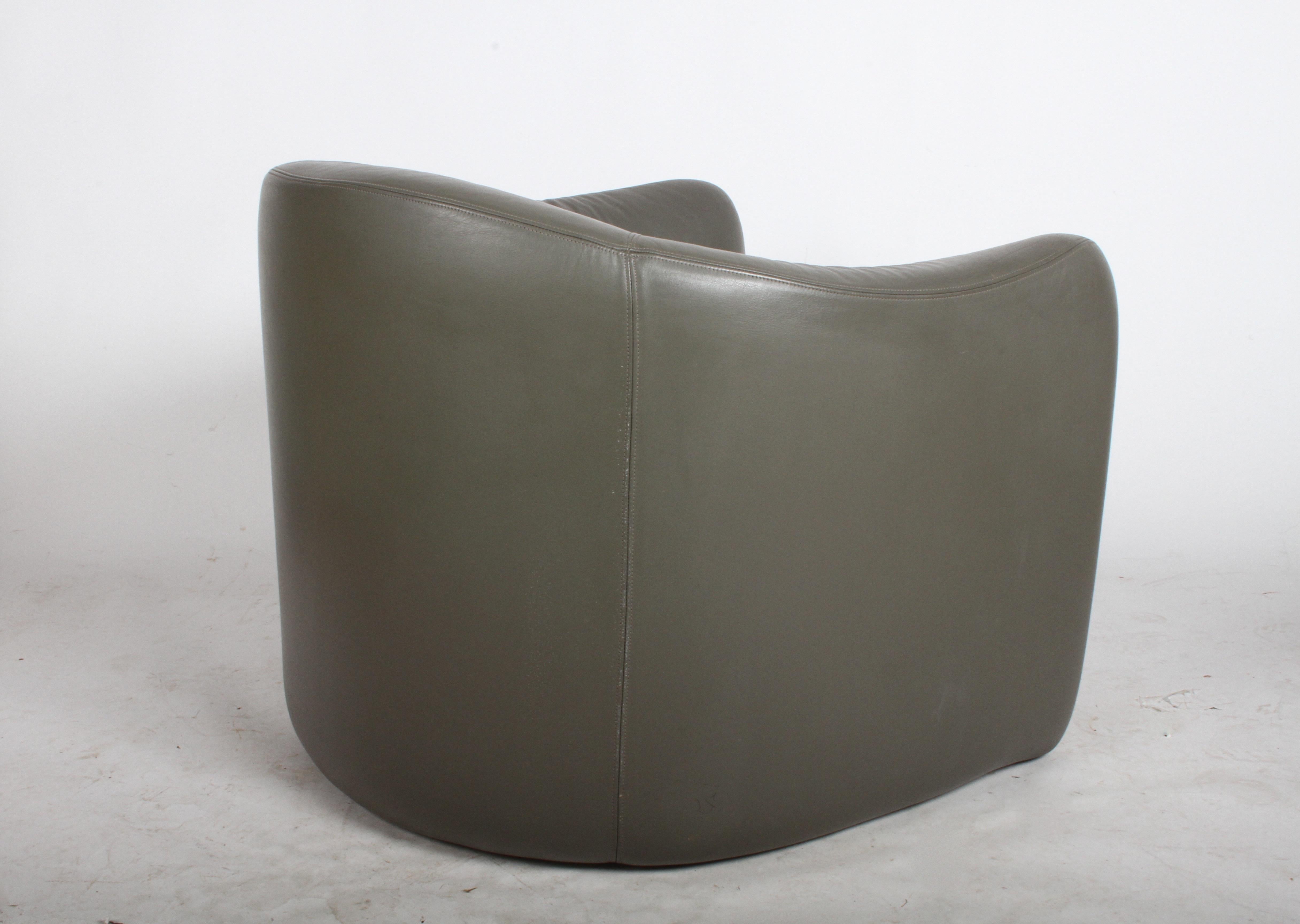 Late 20th Century Pair of 1970s Metropolitan Furniture Company Leather Lounge Chairs