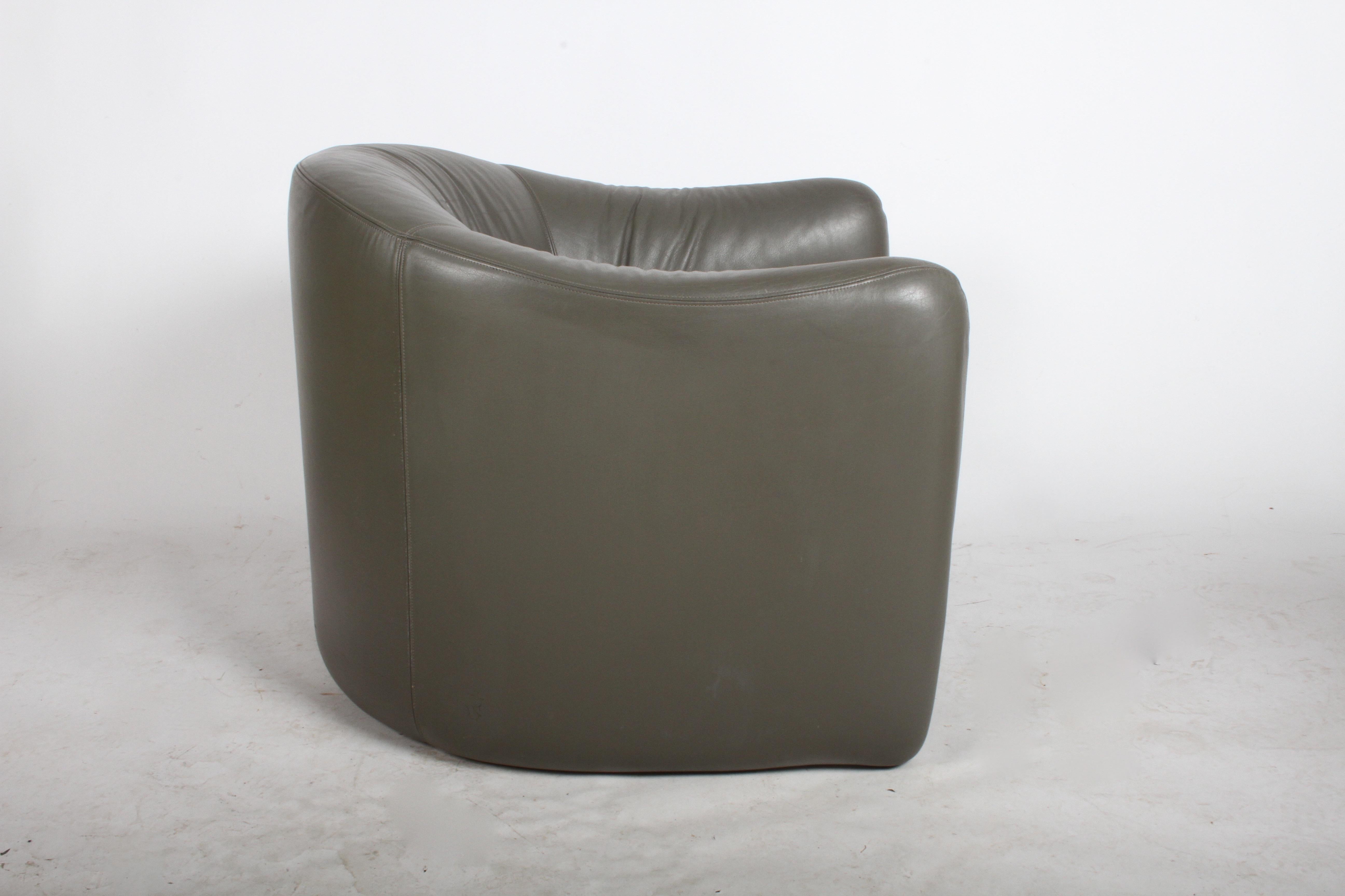 Pair of 1970s Metropolitan Furniture Company Leather Lounge Chairs 1