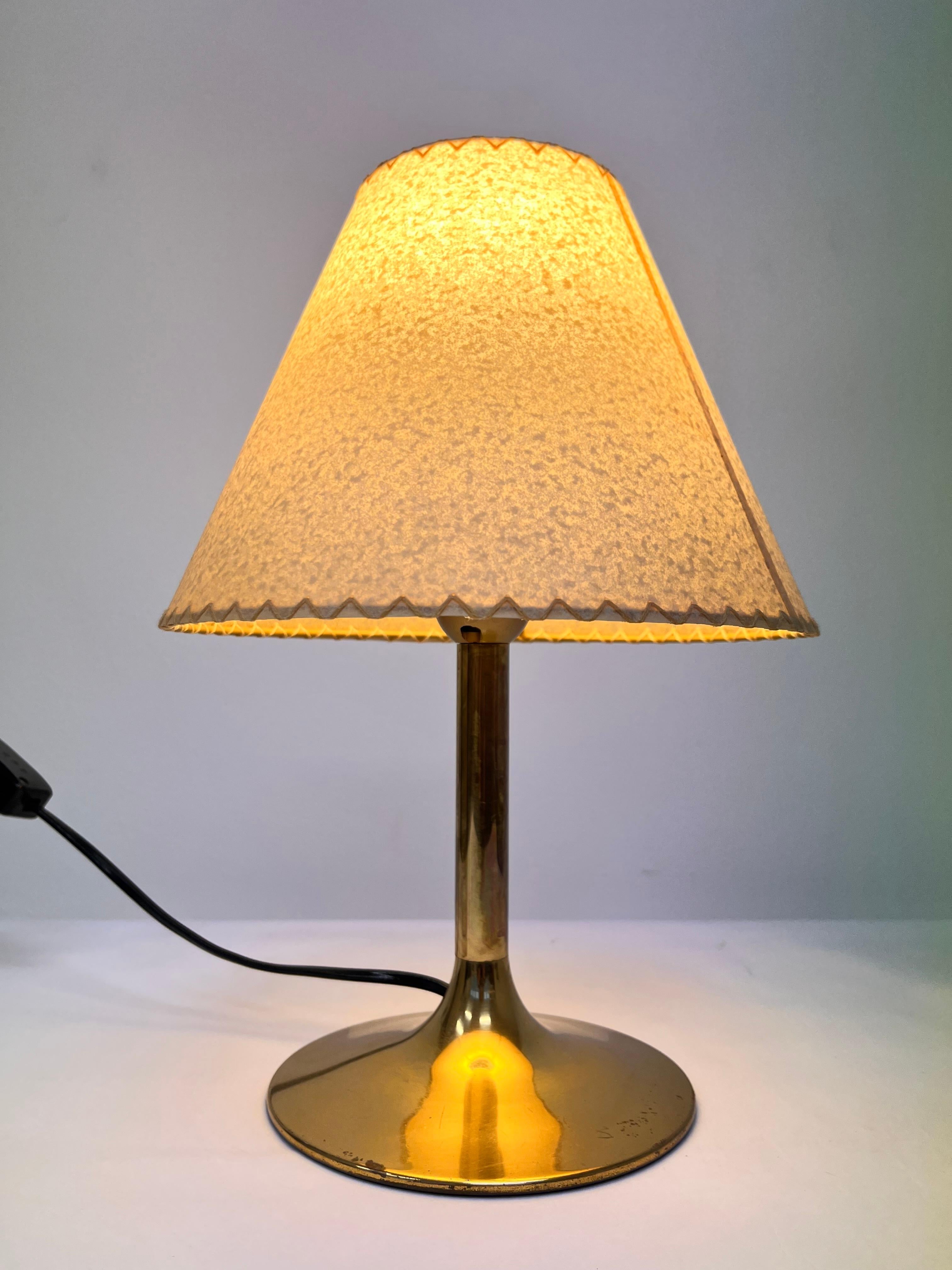 Pareja de lámparas de sobremesa de latón de mediados de siglo XX, Temde - Años 70 finales del siglo XX en venta