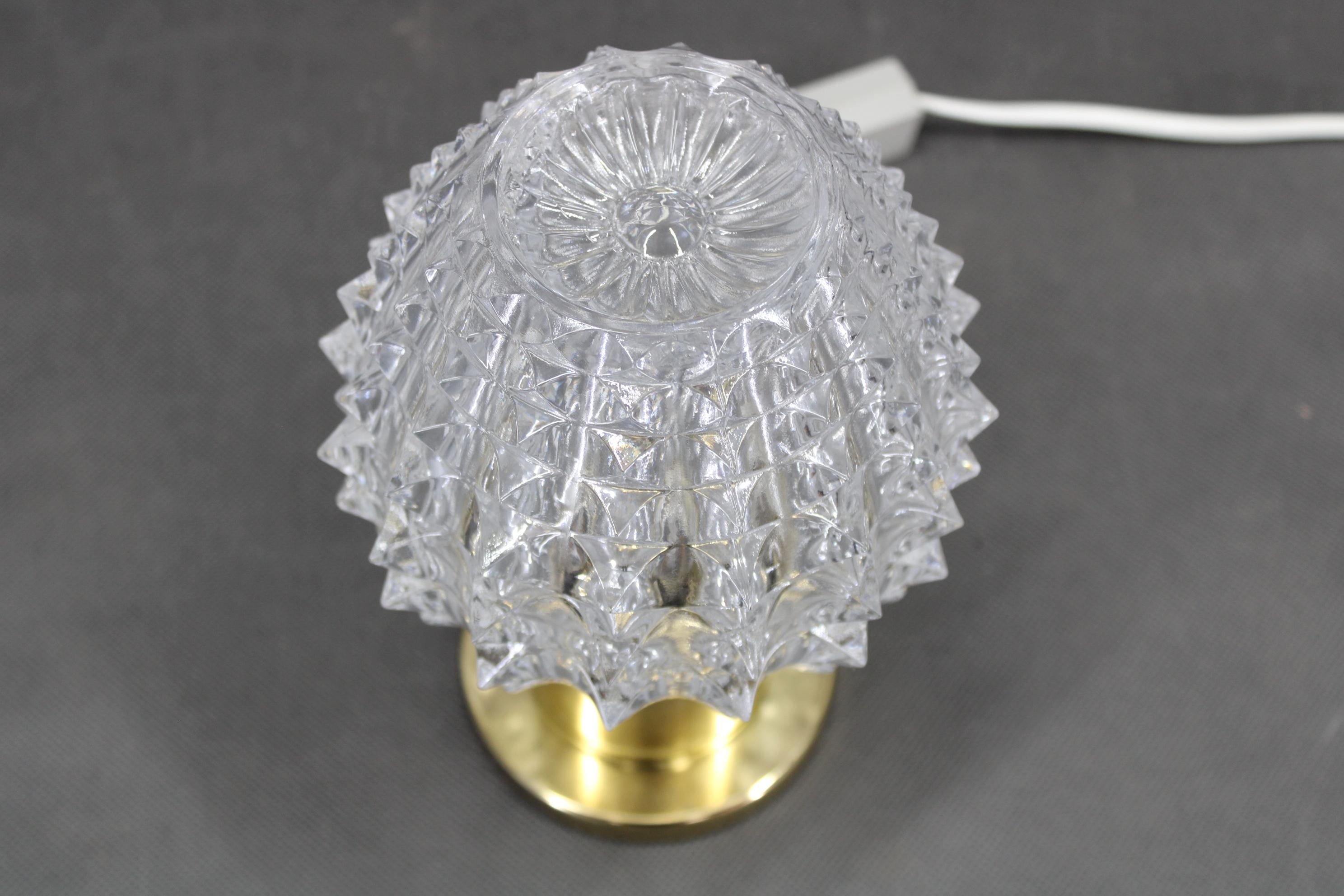 Pair of 1970s Mid-Century Czech Table Lamps with Prismatic Glass Shades en venta 2