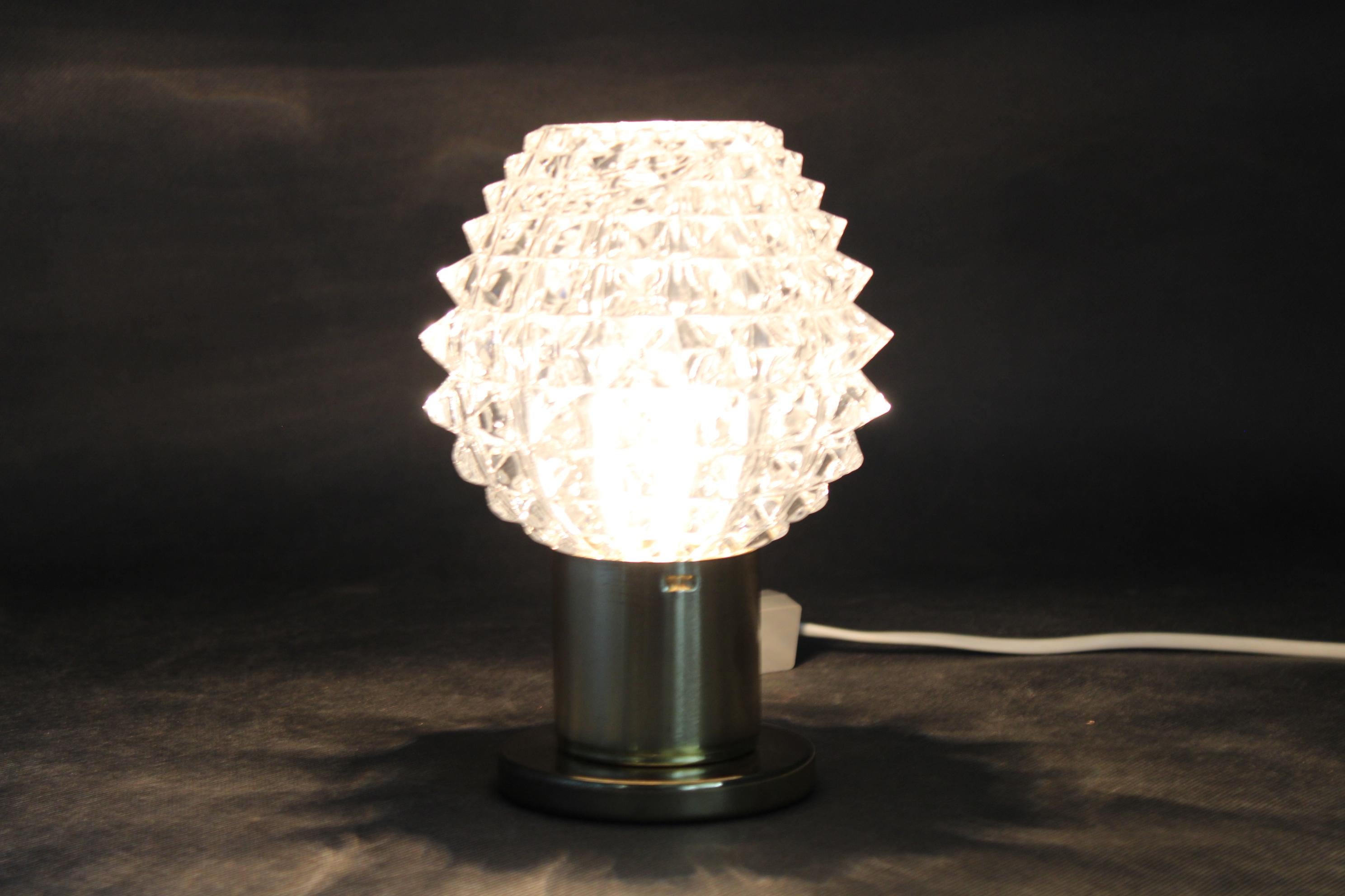 Pair of 1970s Mid-Century Czech Table Lamps with Prismatic Glass Shades en venta 3