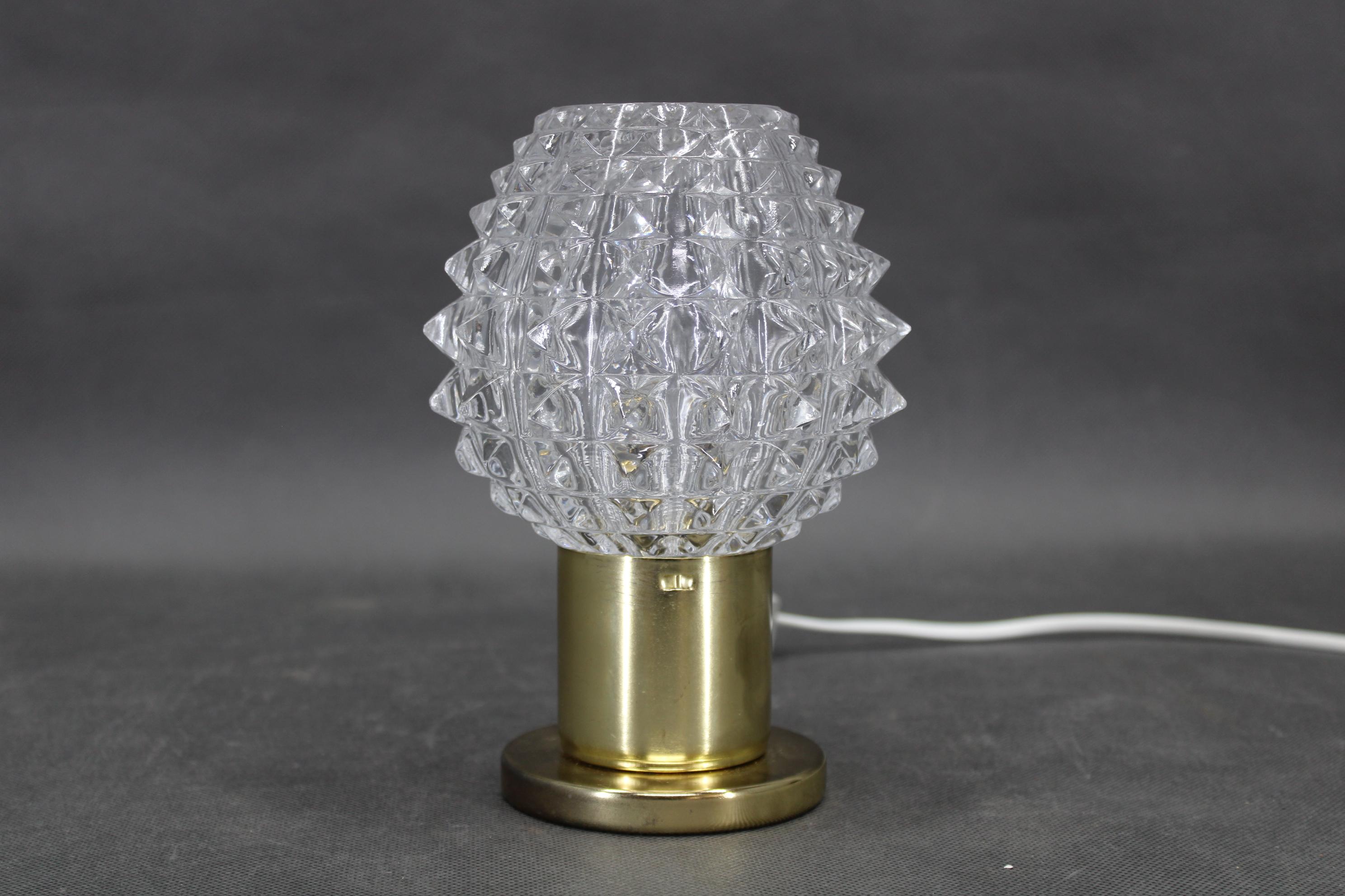 Pair of 1970s Mid-Century Czech Table Lamps with Prismatic Glass Shades Moderno de mediados de siglo en venta