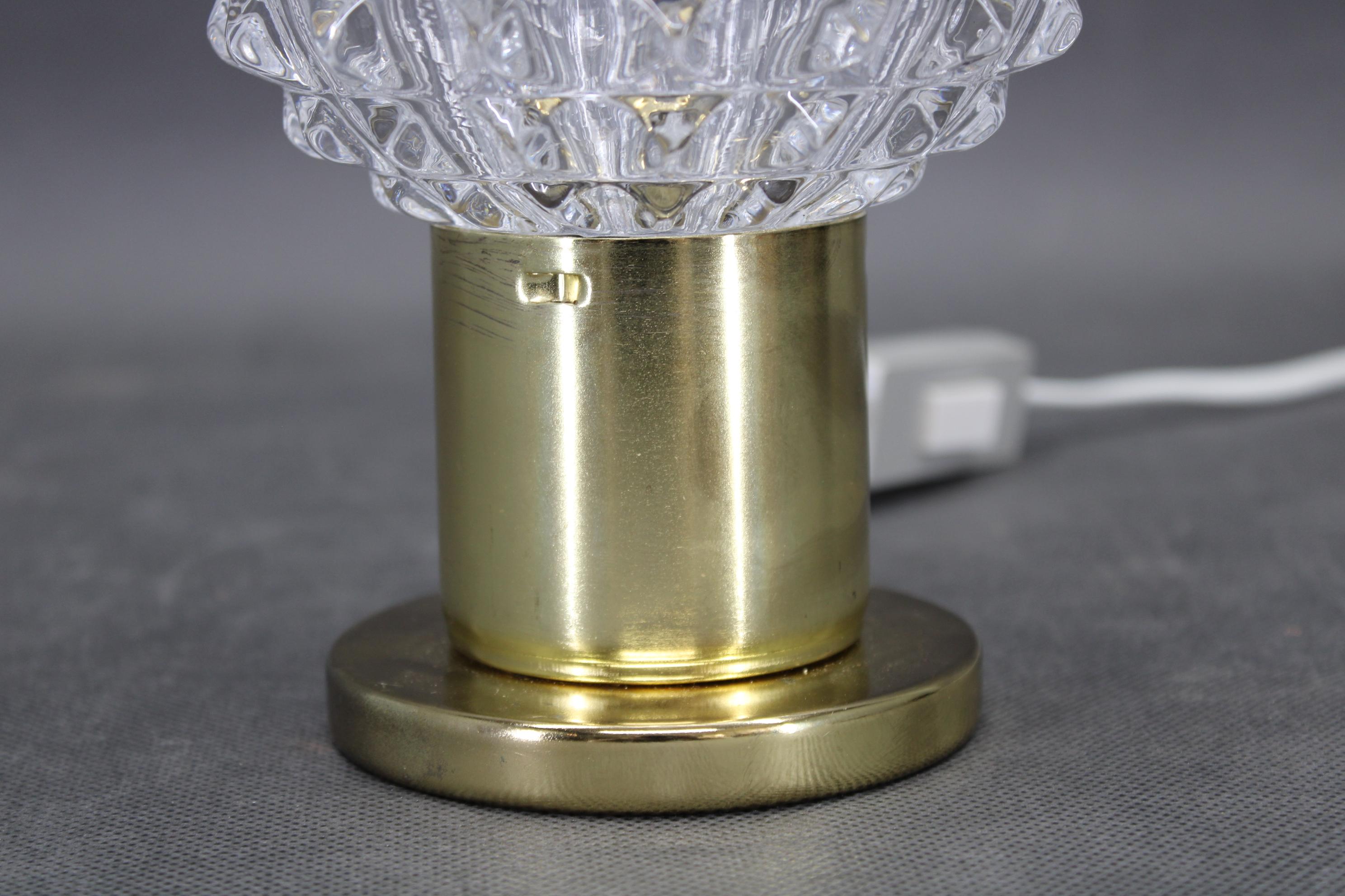 Pair of 1970s Mid-Century Czech Table Lamps with Prismatic Glass Shades en Bueno estado para la venta en Praha, CZ