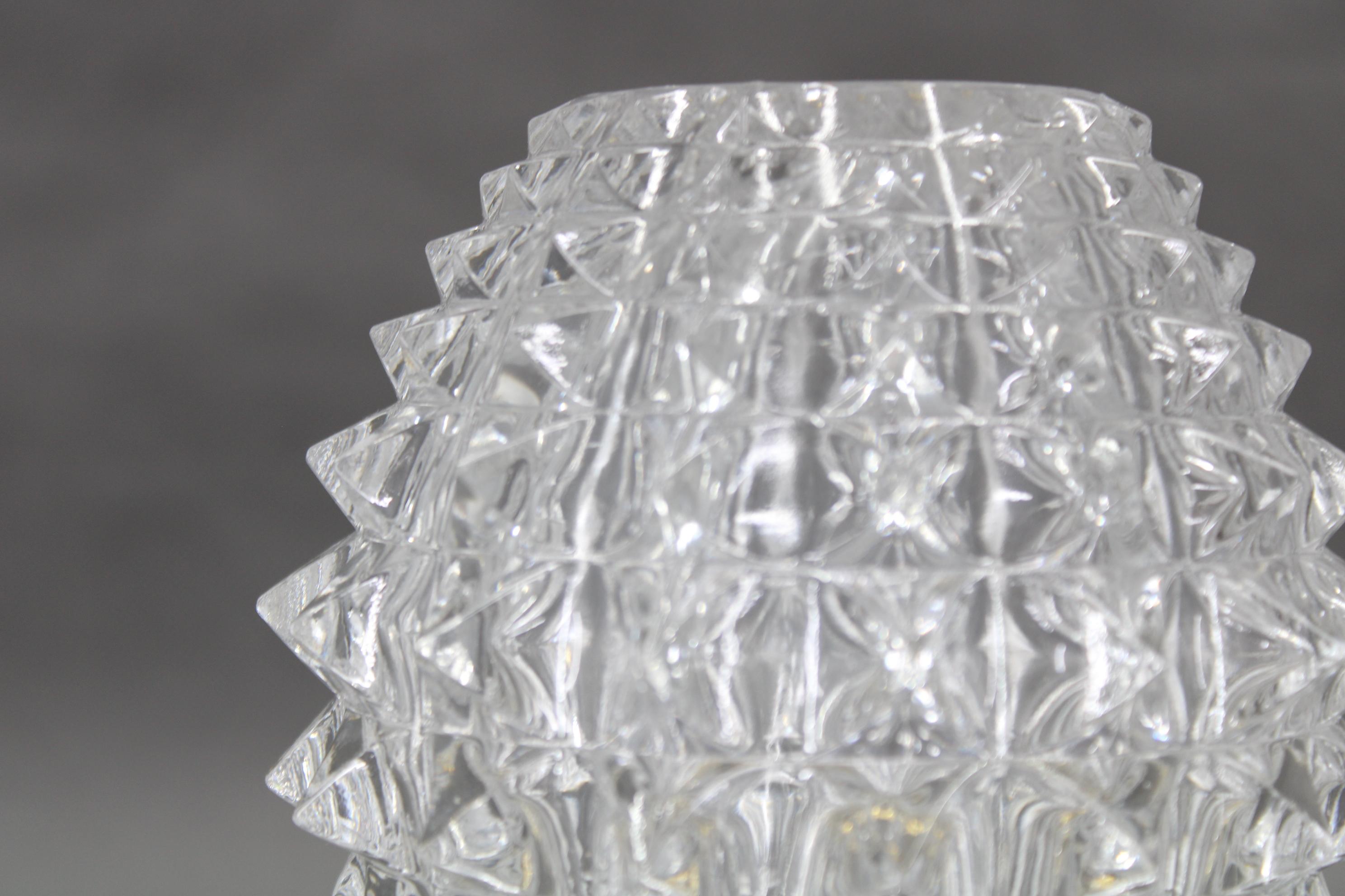 Pair of 1970s Mid-Century Czech Table Lamps with Prismatic Glass Shades finales del siglo XX en venta