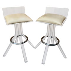 Ein Paar Barhocker aus Lucite aus den 1970er Jahren im Stil von Charles Hollis Jones