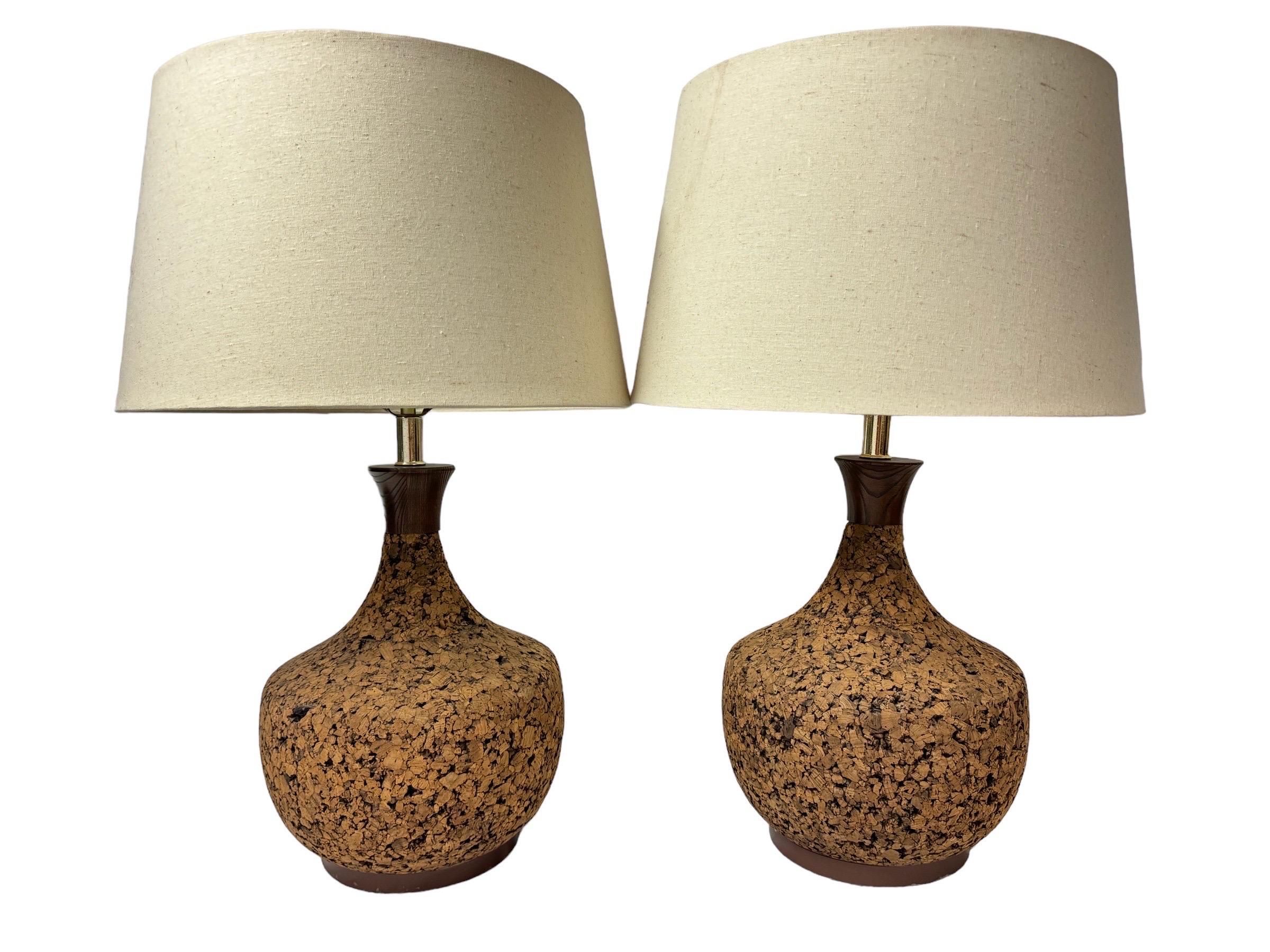 Paire de lampes en liège des années 1970. Paire classique de lampes en liège en forme de bouteille de génie avec accents en bois.  La hauteur est de 28