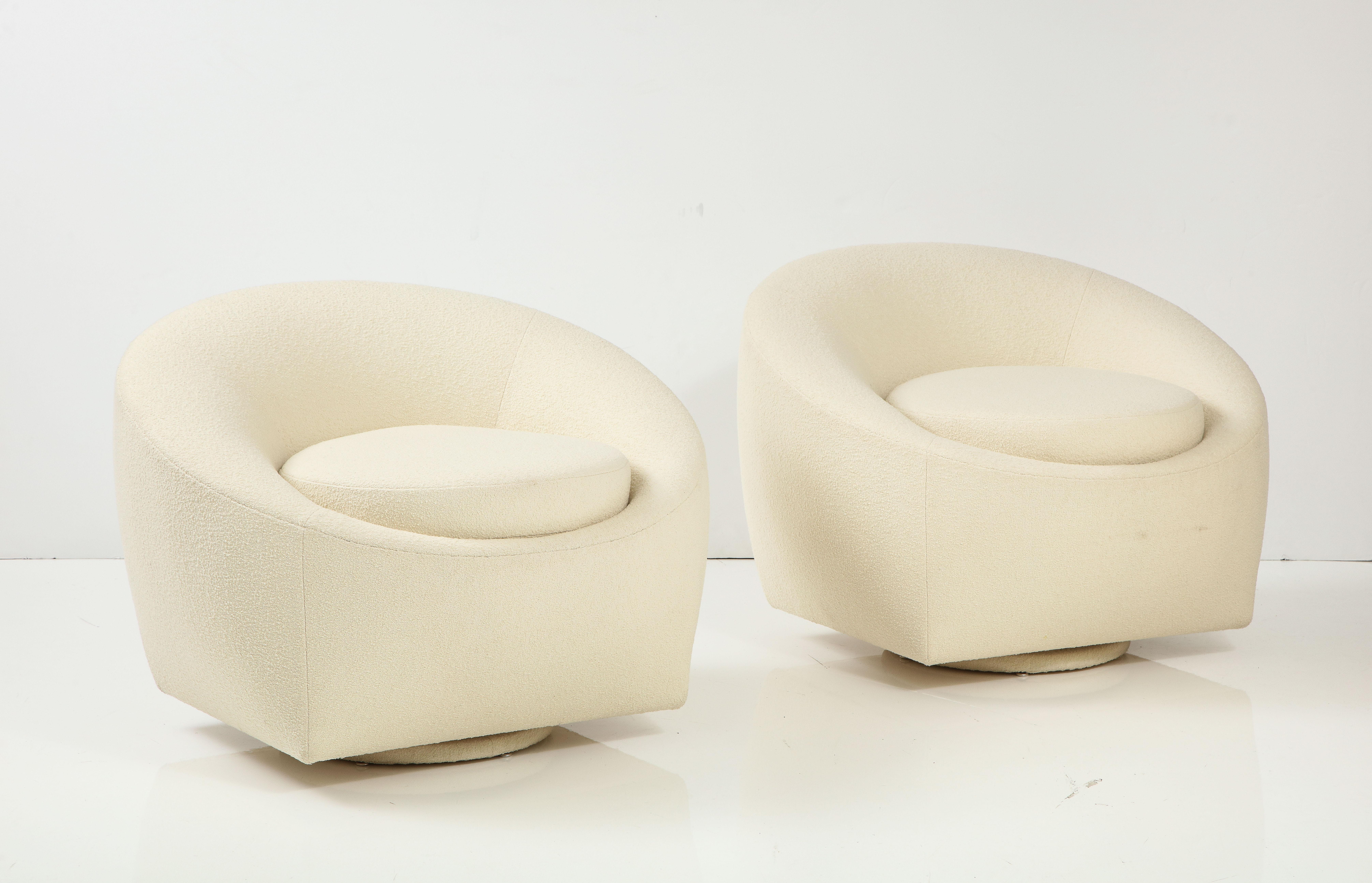 American Pair of 1970s Mid-Century Modern Swivel Chairs For Sale