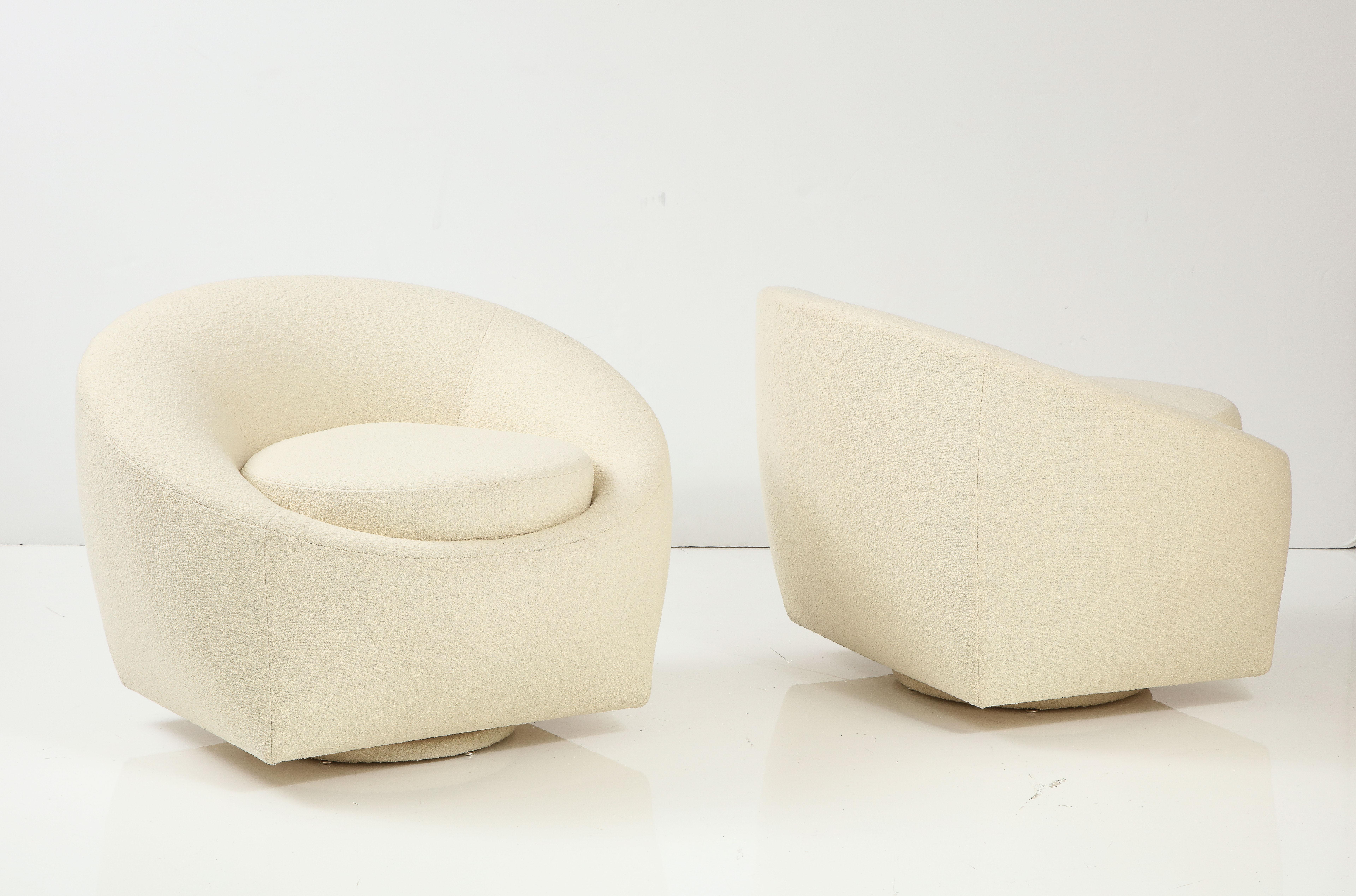 Tissu d'ameublement Paire de chaises pivotantes modernes mi-siècle modernes des années 1970 en vente