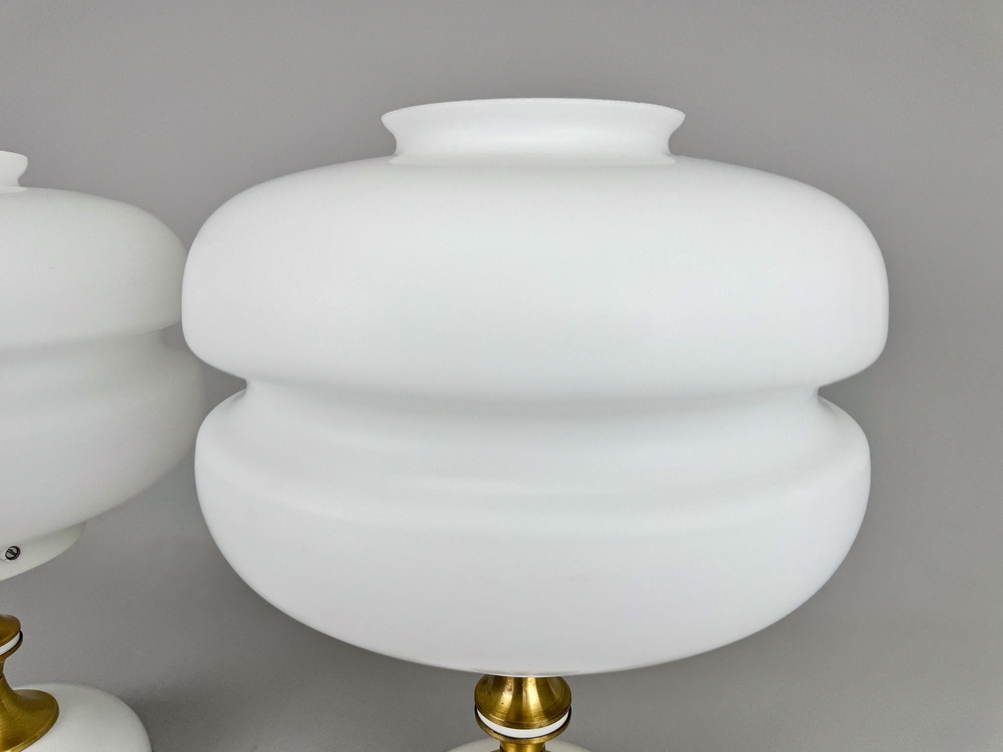 Coppia di lampade da tavolo in vetro lattimo e ottone degli anni '70 di Napako, Cecoslovacchia in vendita 4