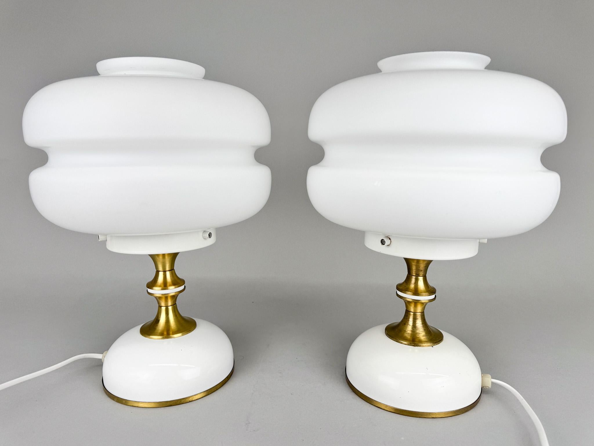 Coppia di lampade da tavolo in vetro lattimo e ottone degli anni '70 di Napako, Cecoslovacchia in vendita 5