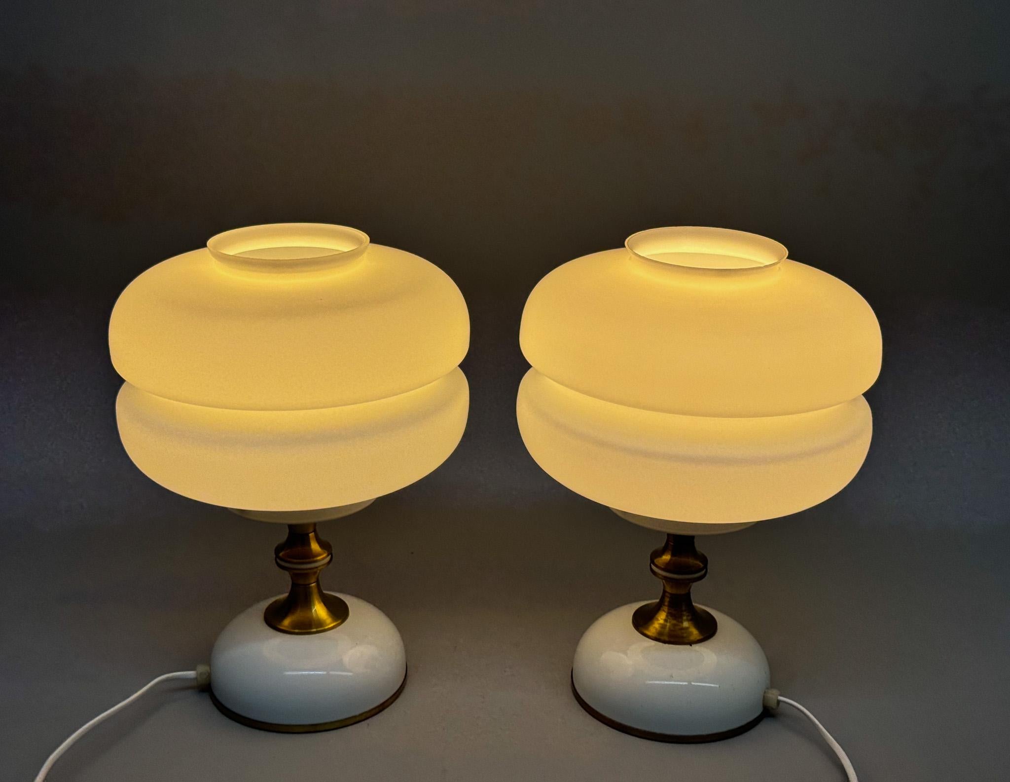 Set di due lampade da tavolo vintage prodotte nell'ex Cecoslovacchia dalla famosa azienda Napako negli anni Settanta. 
Lampadine: 2 x 1 E27 (E26). Adattatore USA incluso.