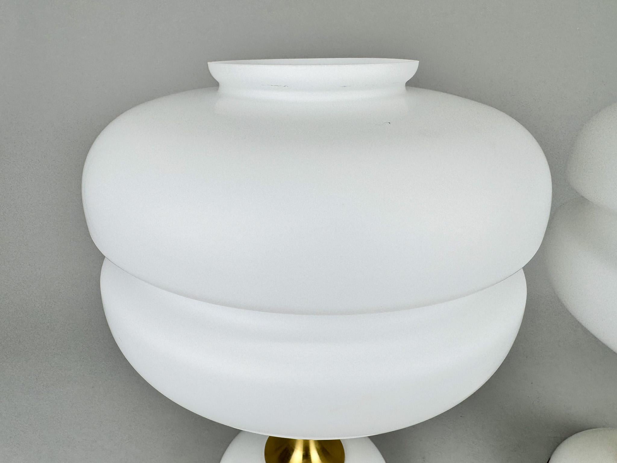 Mid-Century moderno Coppia di lampade da tavolo in vetro lattimo e ottone degli anni '70 di Napako, Cecoslovacchia in vendita