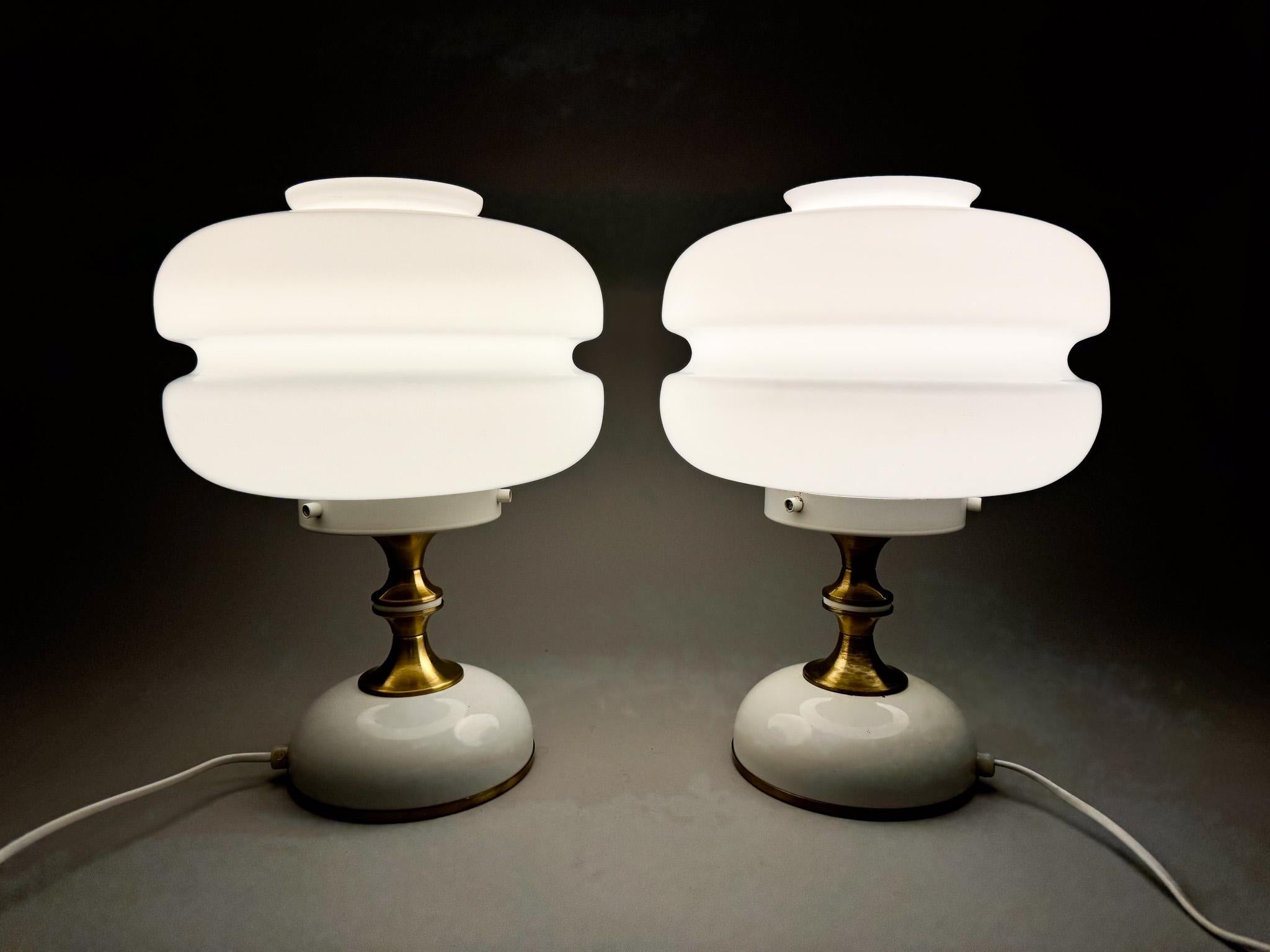XX secolo Coppia di lampade da tavolo in vetro lattimo e ottone degli anni '70 di Napako, Cecoslovacchia in vendita