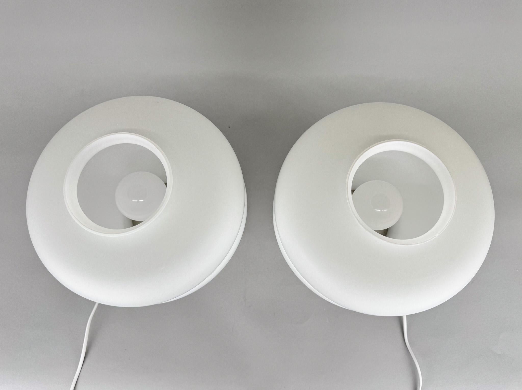 Ottone Coppia di lampade da tavolo in vetro lattimo e ottone degli anni '70 di Napako, Cecoslovacchia in vendita