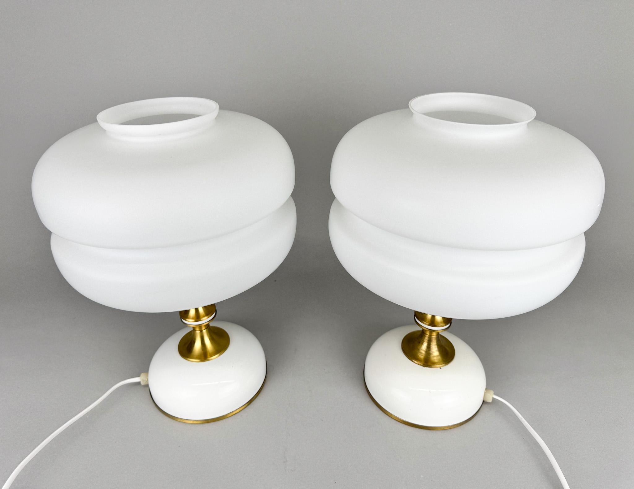 Coppia di lampade da tavolo in vetro lattimo e ottone degli anni '70 di Napako, Cecoslovacchia in vendita 1