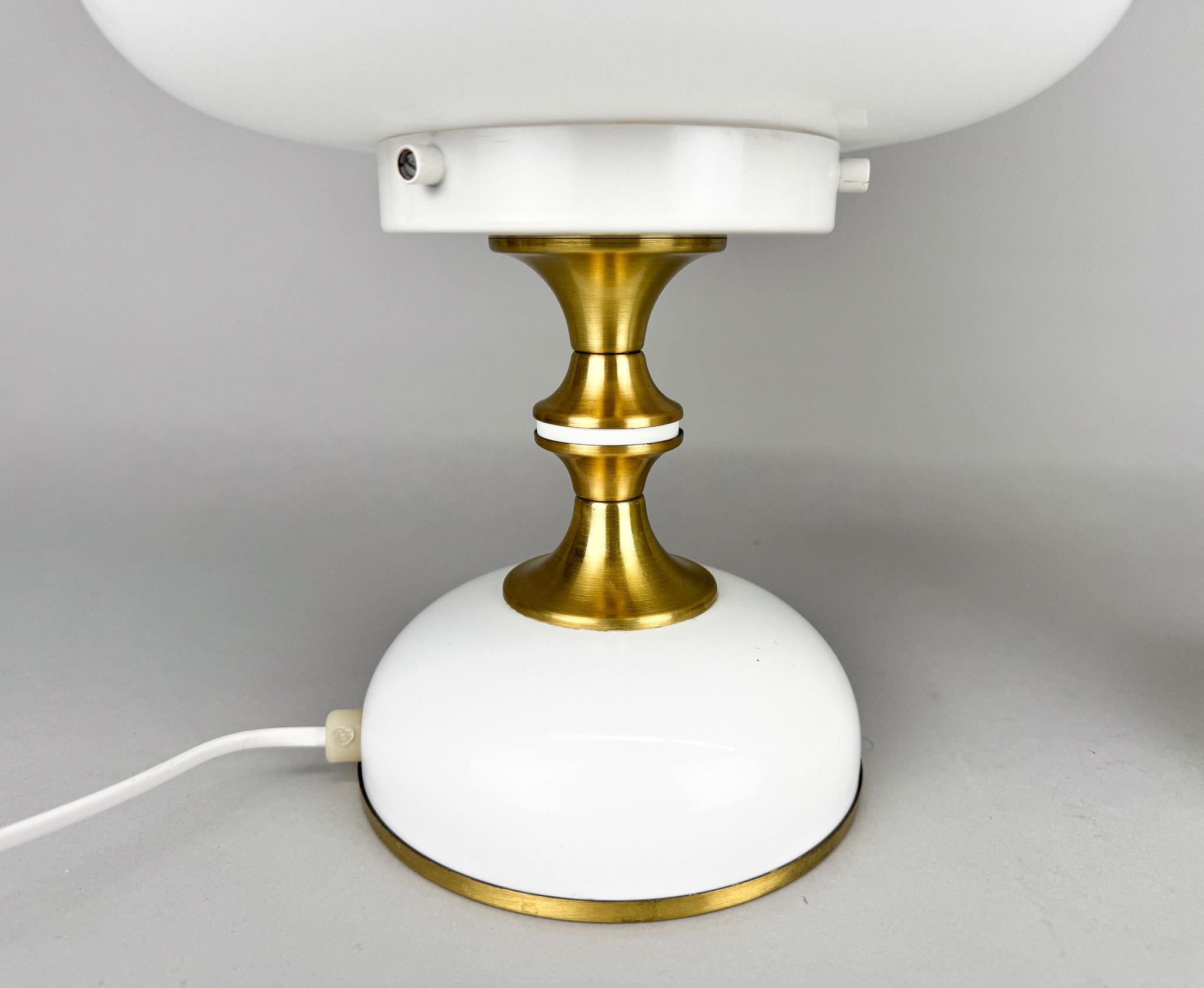 Coppia di lampade da tavolo in vetro lattimo e ottone degli anni '70 di Napako, Cecoslovacchia in vendita 2