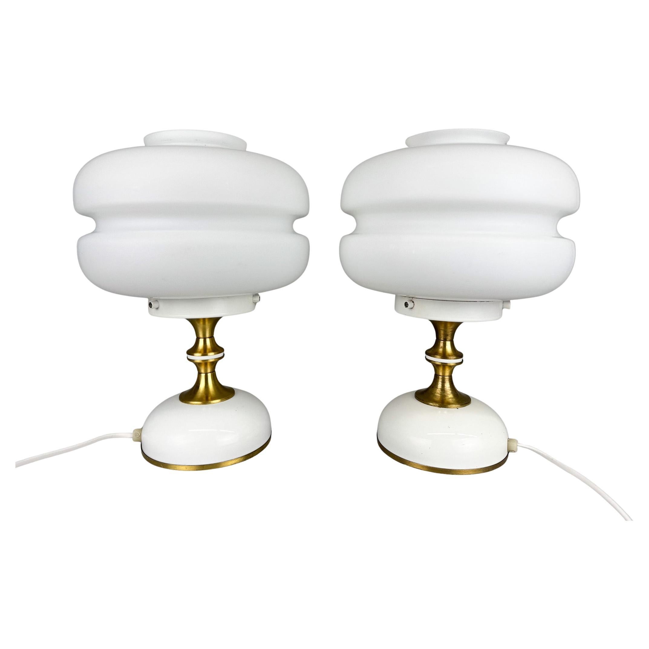 Coppia di lampade da tavolo in vetro lattimo e ottone degli anni '70 di Napako, Cecoslovacchia in vendita