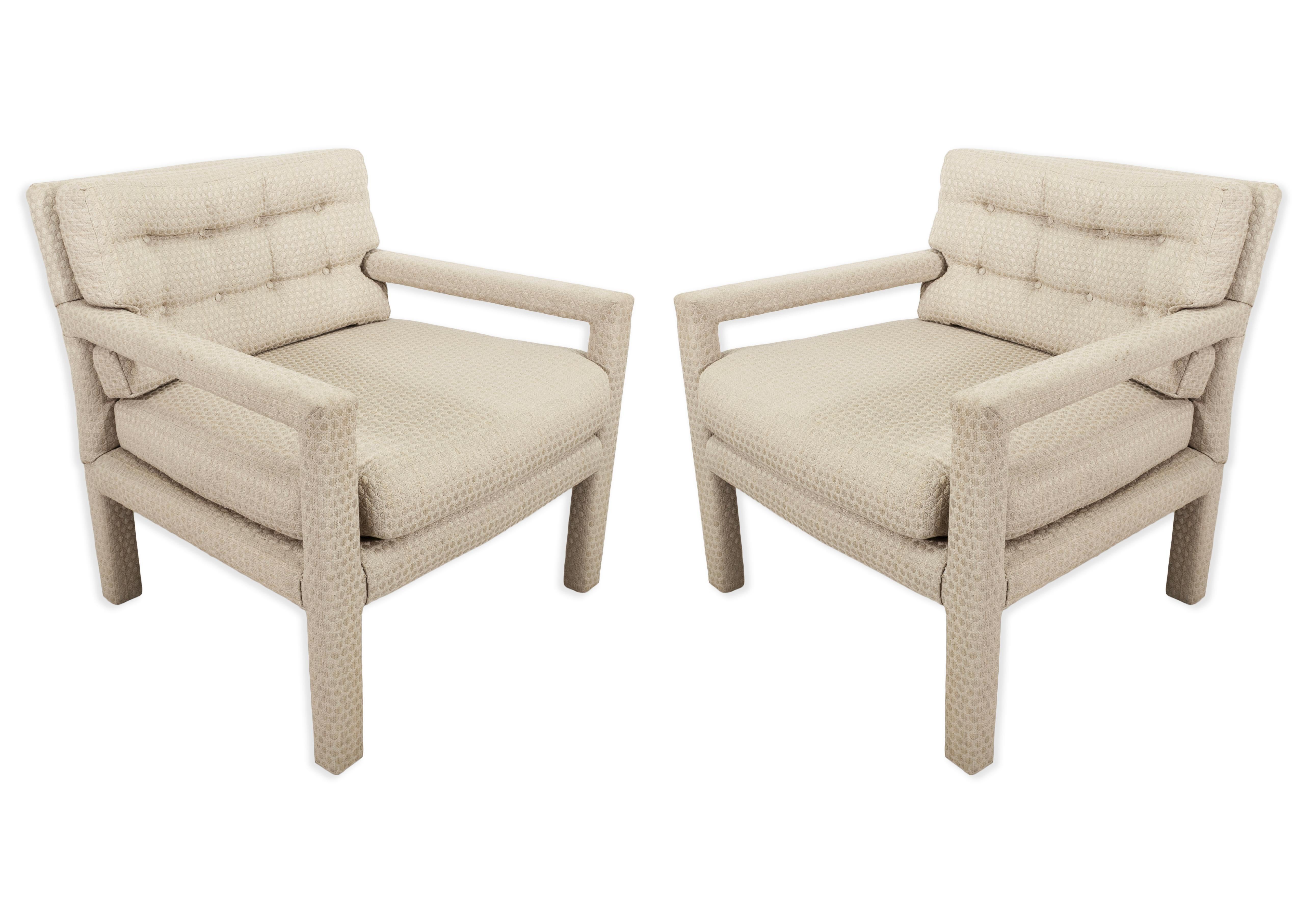 Se trata de un par de sillas Parsons de color beige de la Modernidad de Mitad de Siglo de Milo Baughman, de 1970. Los sillones Parsons se caracterizan por su diseño único, en el que cada superficie está tapizada, lo que garantiza que cada centímetro