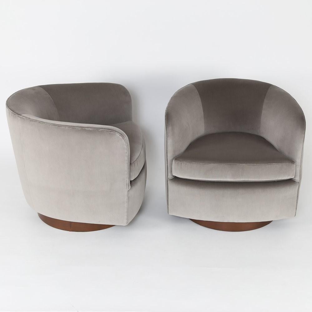 Magnifique paire de chaises pivotantes et inclinables conçues par Milo Baughman pour Thayer CIRCA, vers les années 1960. Les chaises baignoires classiques ont un design intemporel et restent plus que jamais d'actualité. Doté d'un dossier élégant en