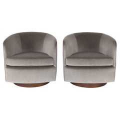 Retro Pair of 1970s Milo Baughman Swivel-Tilt Lounge Chairs with Walnut Bases