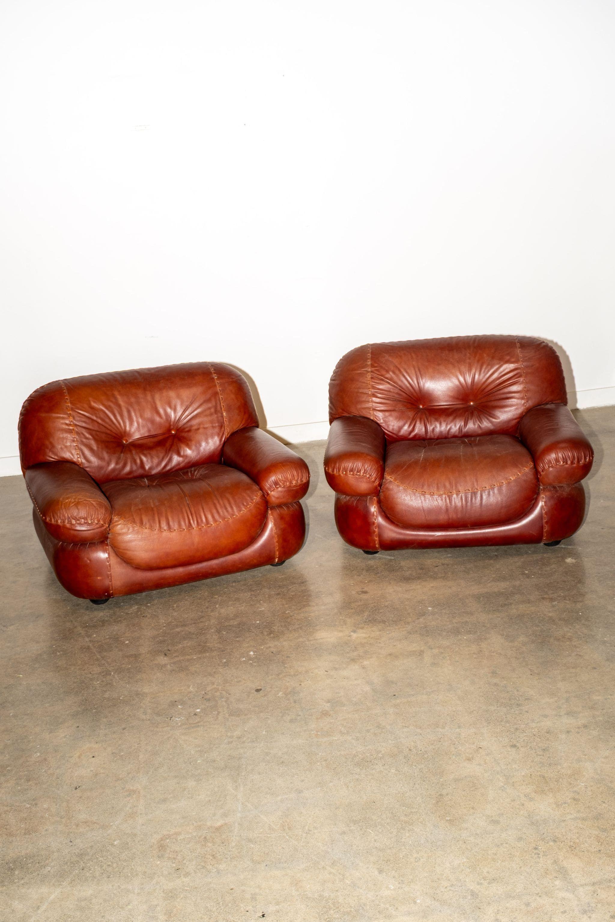Pair of Lounge Chairs in Leather by Sapporo for Mobil Girgi, Italy 1970.

Generously proportioned cognac leather lounge chairs by Mobil Girgi in Italy during the 1970s. These large and stylish chairs boast fluffy cushions and inviting round shapes