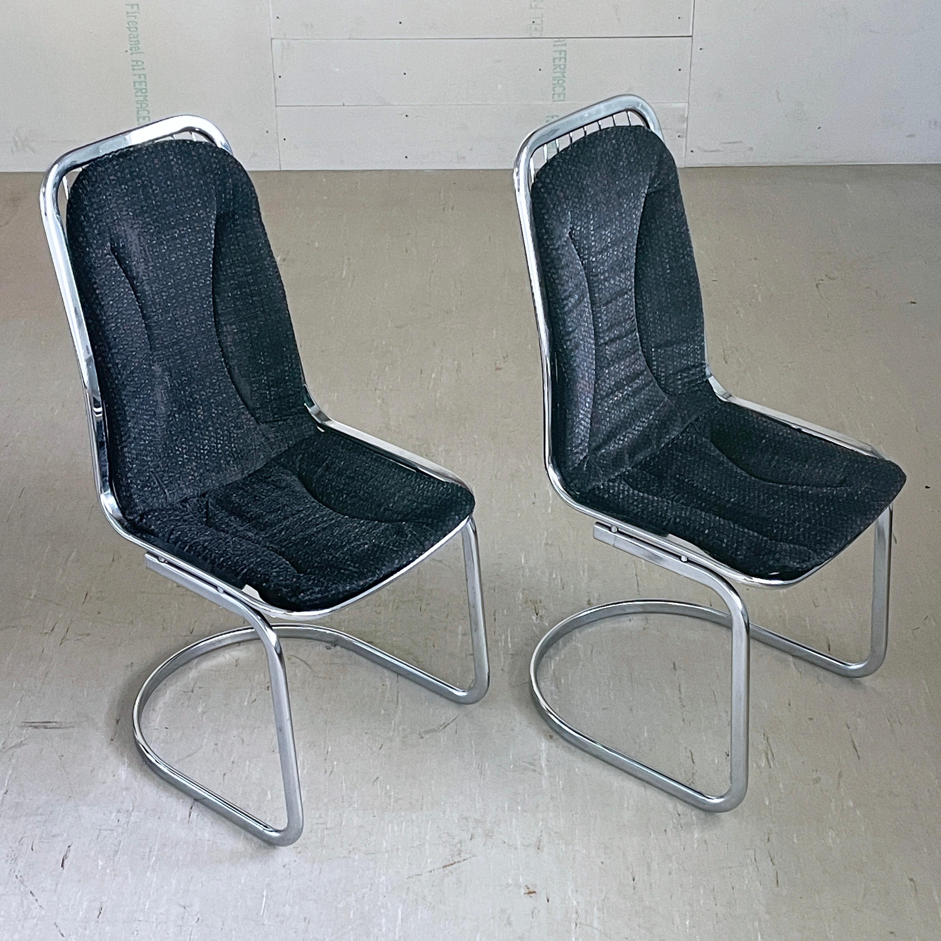 Coppia di sedie da pranzo con schienale alto Gastone Rinaldi degli anni '70. Prodotto da RIMA, Italia. Struttura in metallo cromato a sbalzo con pad originali rimovibili. I pad sono in ottime condizioni.
Design/One: Gastone Rinaldi, Italia,