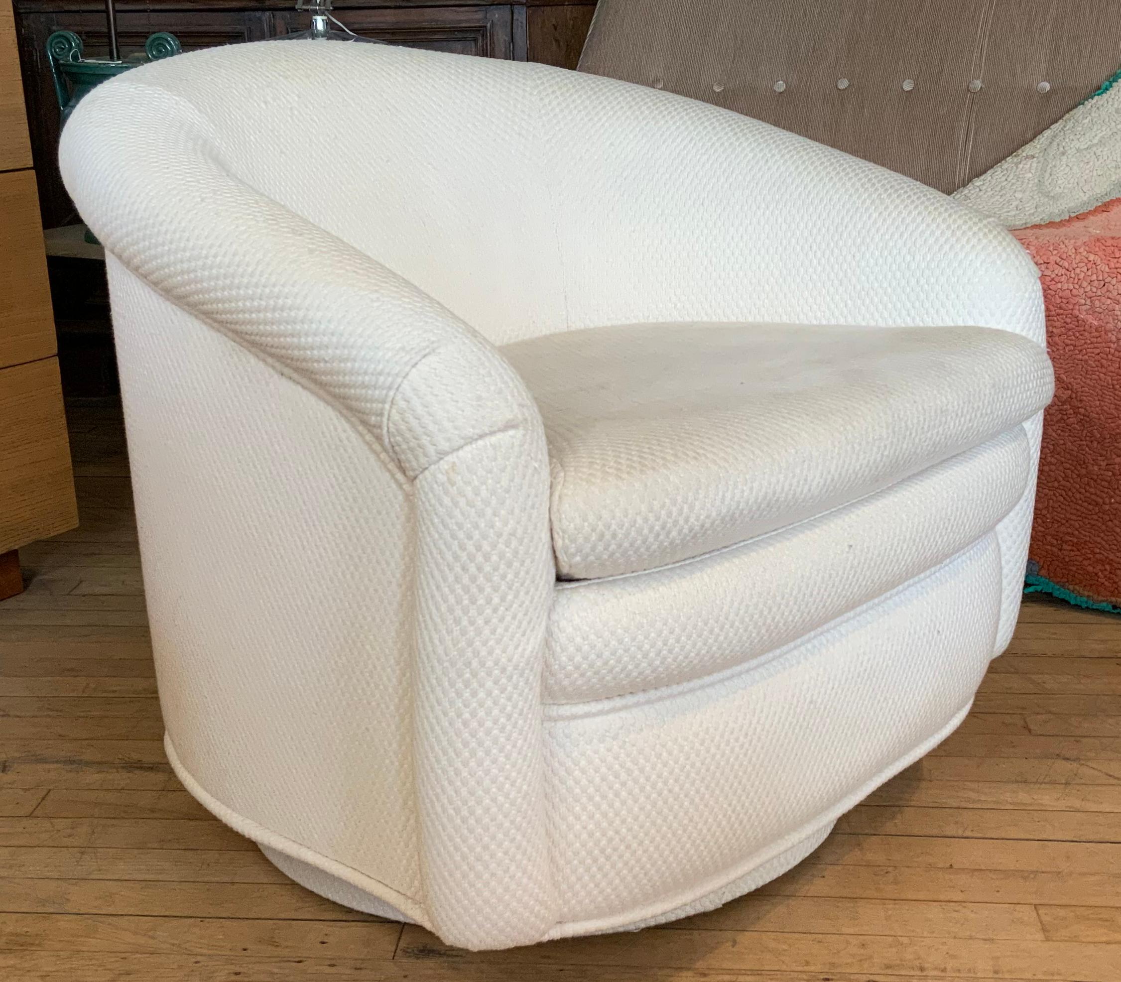 Mid-Century Modern Pair of 1970s Modern Swivel Lounge Chairs