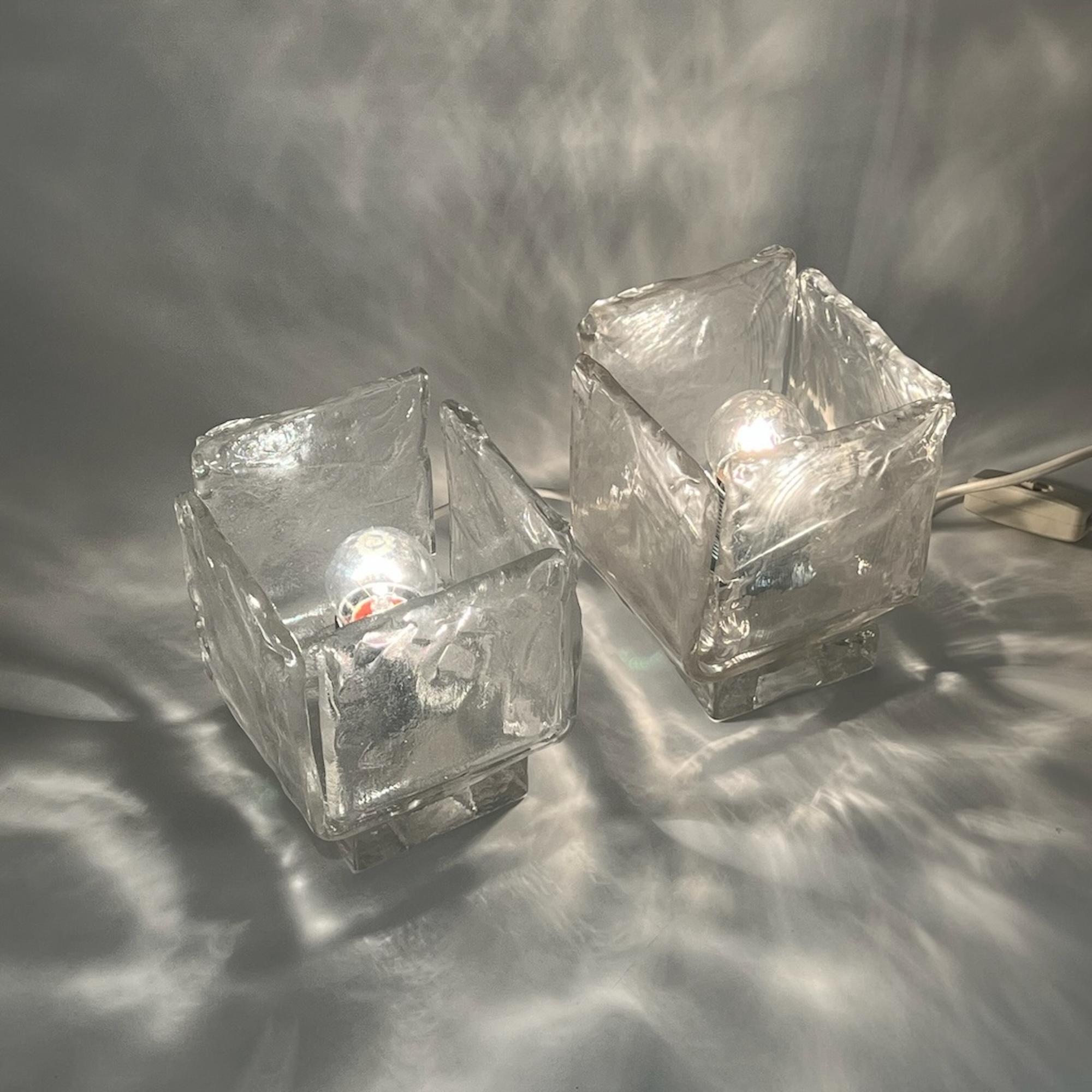 Découvrez le summum de l'excellence artisanale avec notre paire exclusive de lampes en verre de Murano des années 1970, méticuleusement fabriquées à la perfection par l'historique Vetrerie Toso en Italie.

Imprégnées de l'allure enchanteresse du