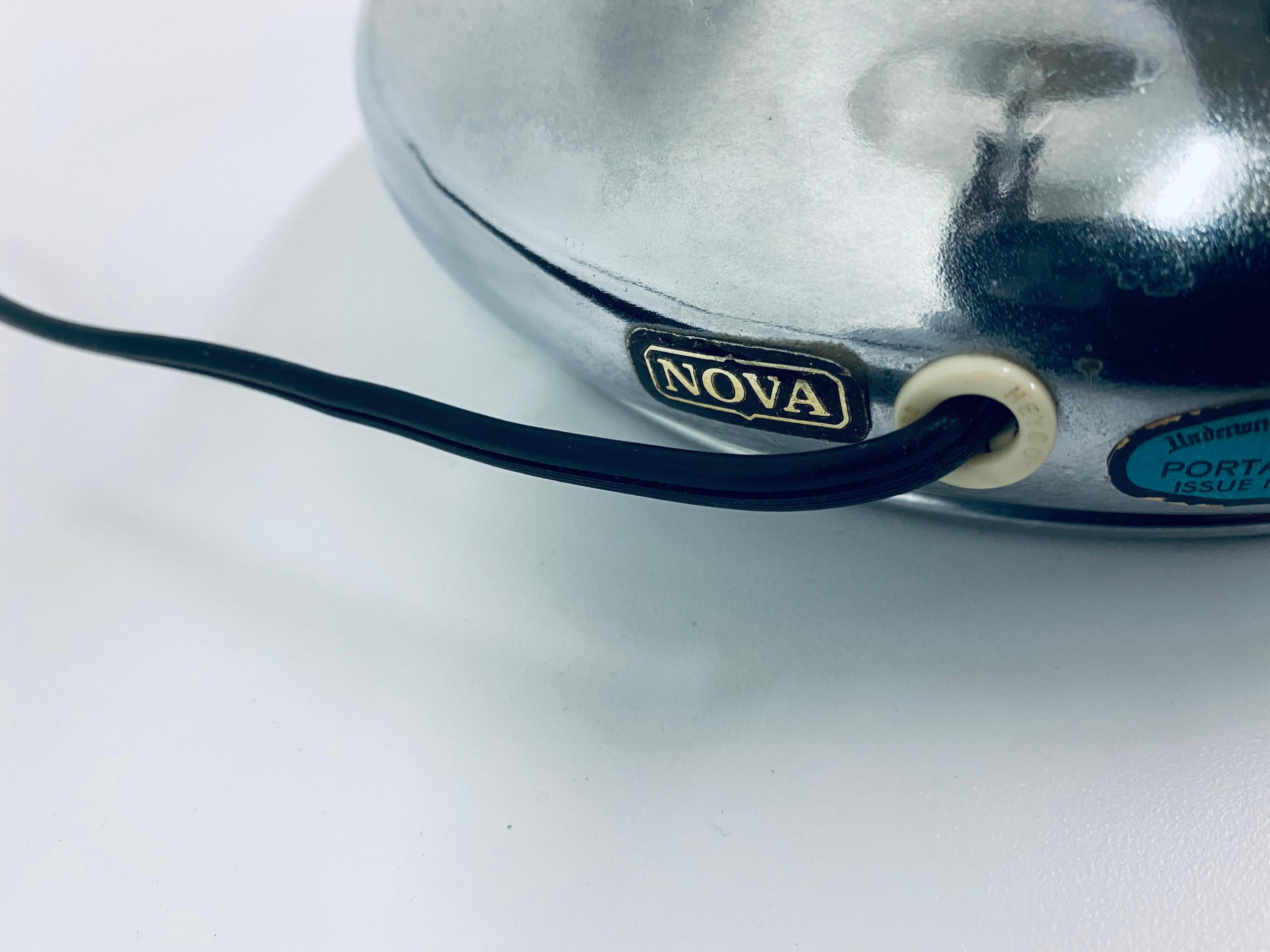 Paire de lampes Nova en chrome et bois de noyer des années 1970 avec abat-jour en lin de coton neuf en vente 3
