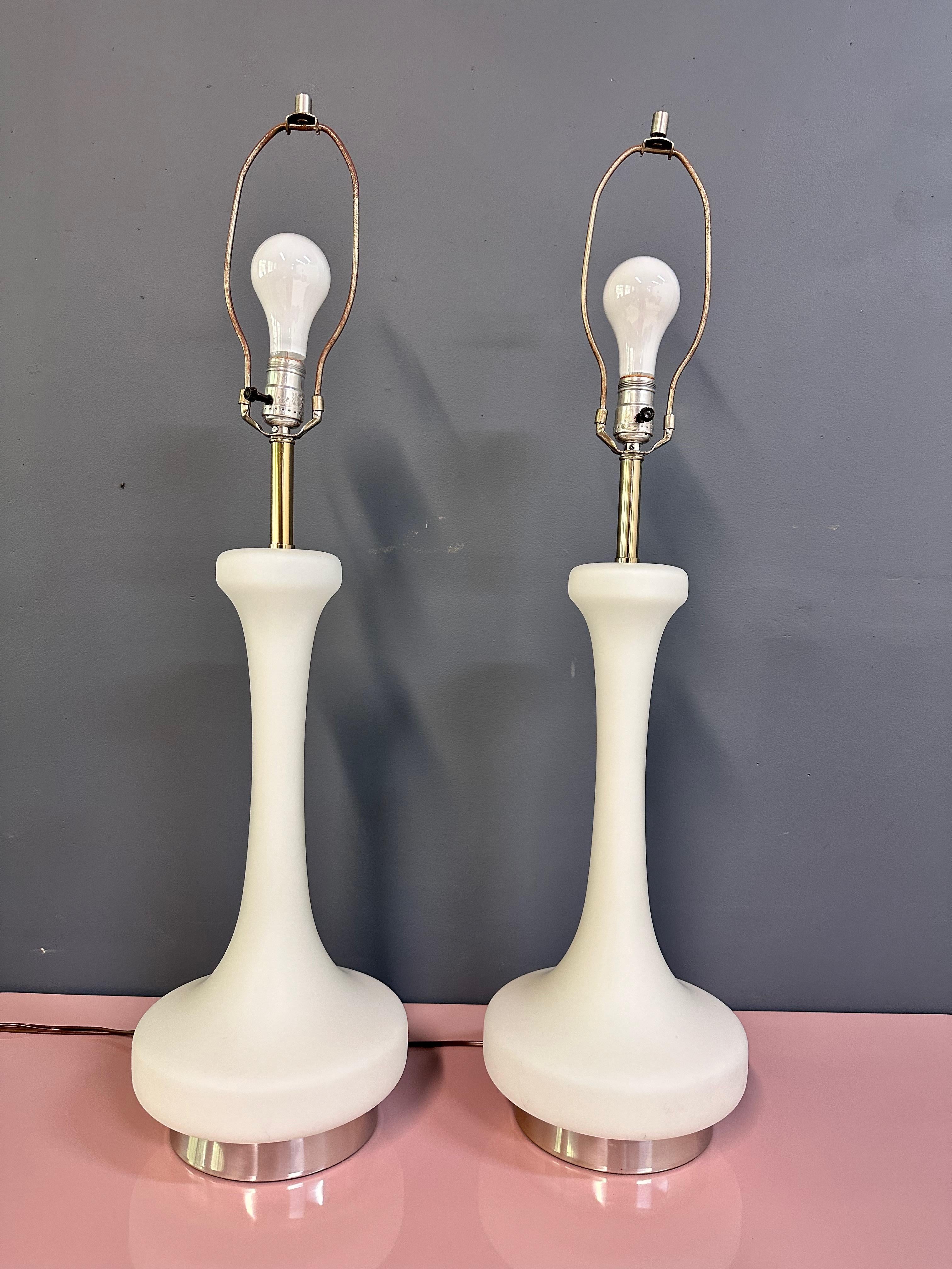 Eleva tu espacio con este exquisito par de lámparas de sobremesa de cristal esmerilado opaco de los años 70 de Laurel Lamp Co. . Su elegante diseño y su cristal esmerilado proporcionan una suave luz nocturna, así como una iluminación ambiental para