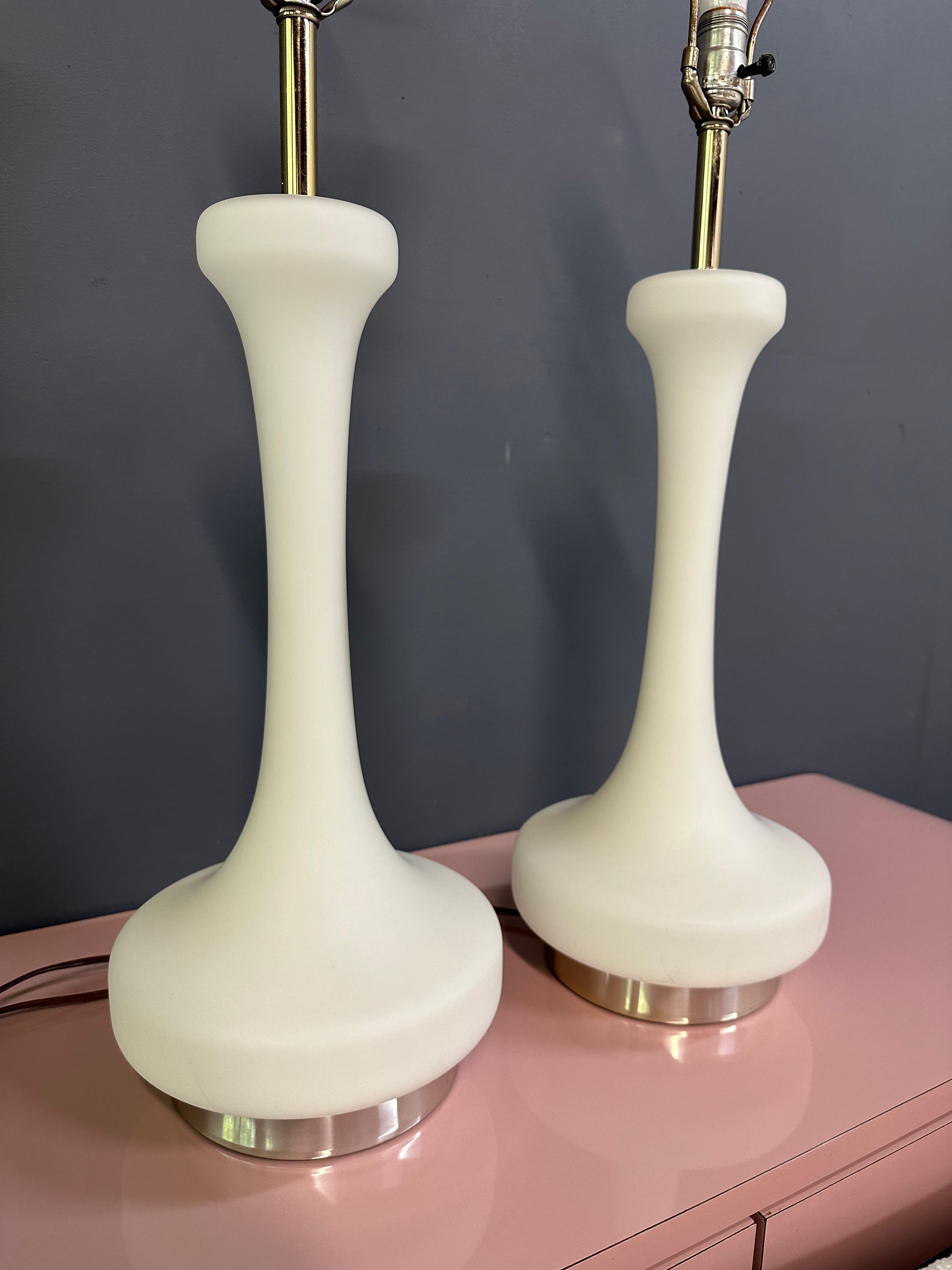 Pareja de lámparas de sobremesa de cristal esmerilado opaco de los años 70, Laurel Lamp Co. Mediados de siglo Moderno de mediados de siglo en venta