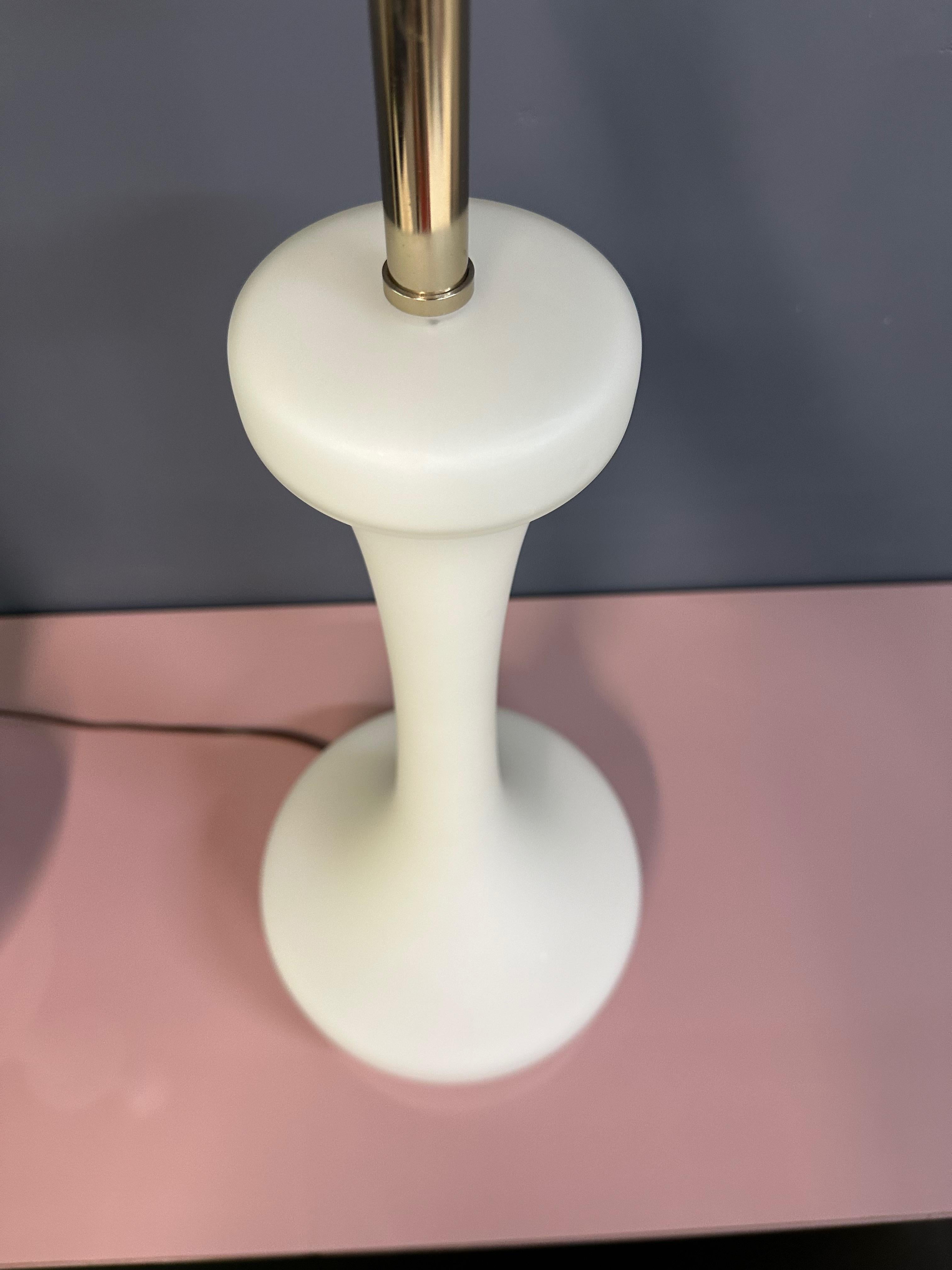 Pareja de lámparas de sobremesa de cristal esmerilado opaco de los años 70, Laurel Lamp Co. Mediados de siglo Norteamericano en venta