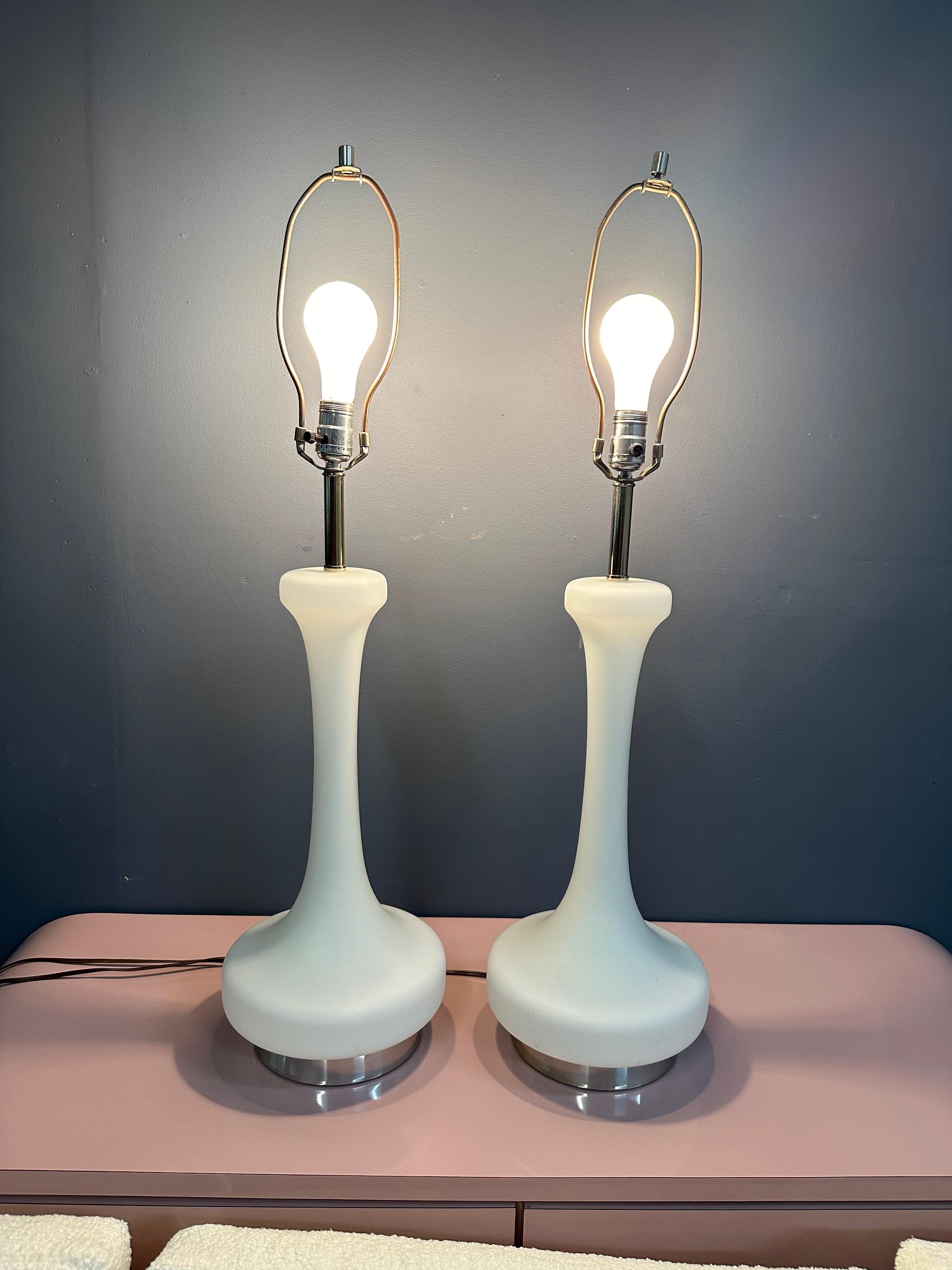 Pareja de lámparas de sobremesa de cristal esmerilado opaco de los años 70, Laurel Lamp Co. Mediados de siglo en Bueno estado para la venta en Philadelphia, PA