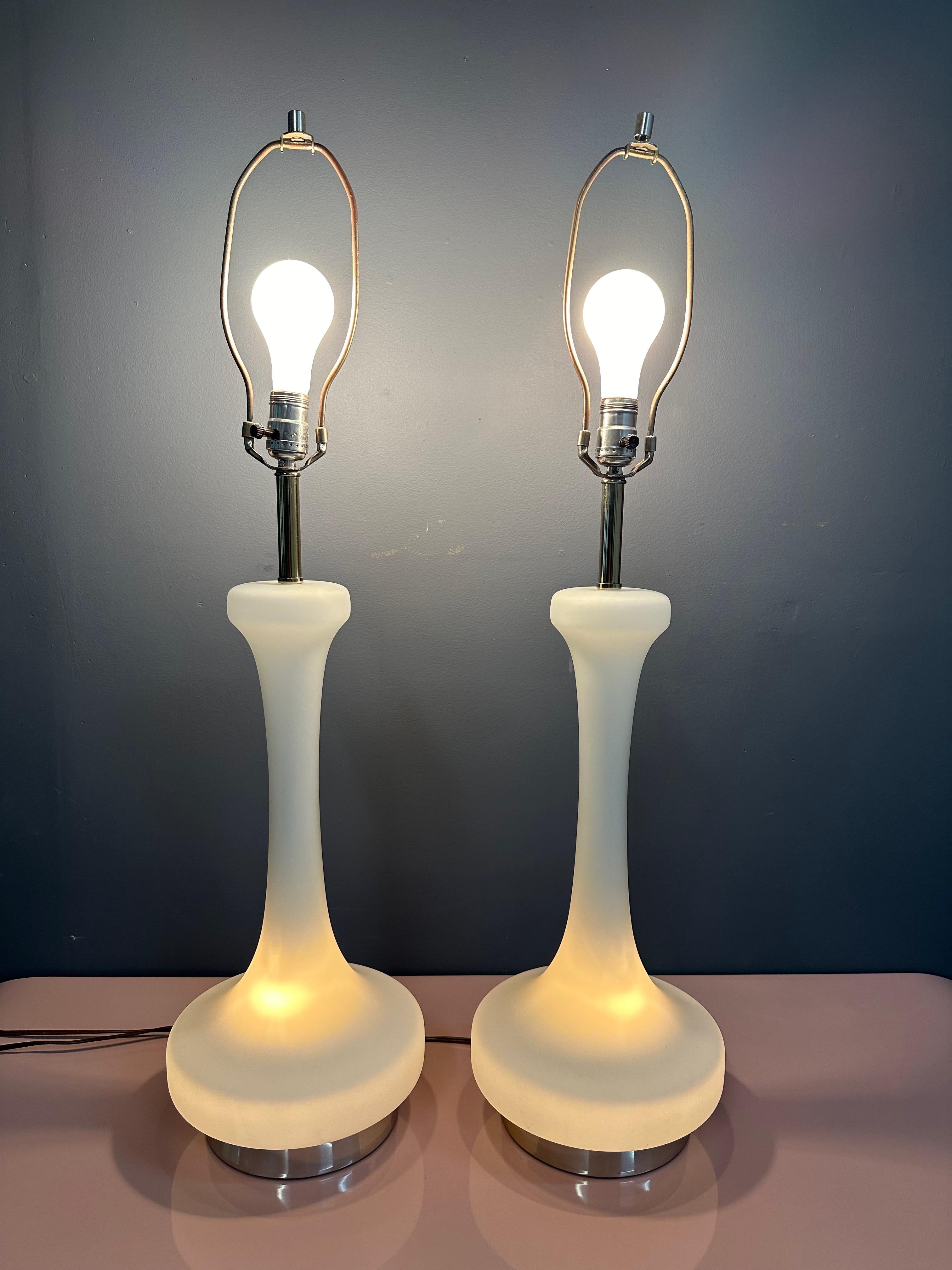 Pareja de lámparas de sobremesa de cristal esmerilado opaco de los años 70, Laurel Lamp Co. Mediados de siglo siglo XX en venta
