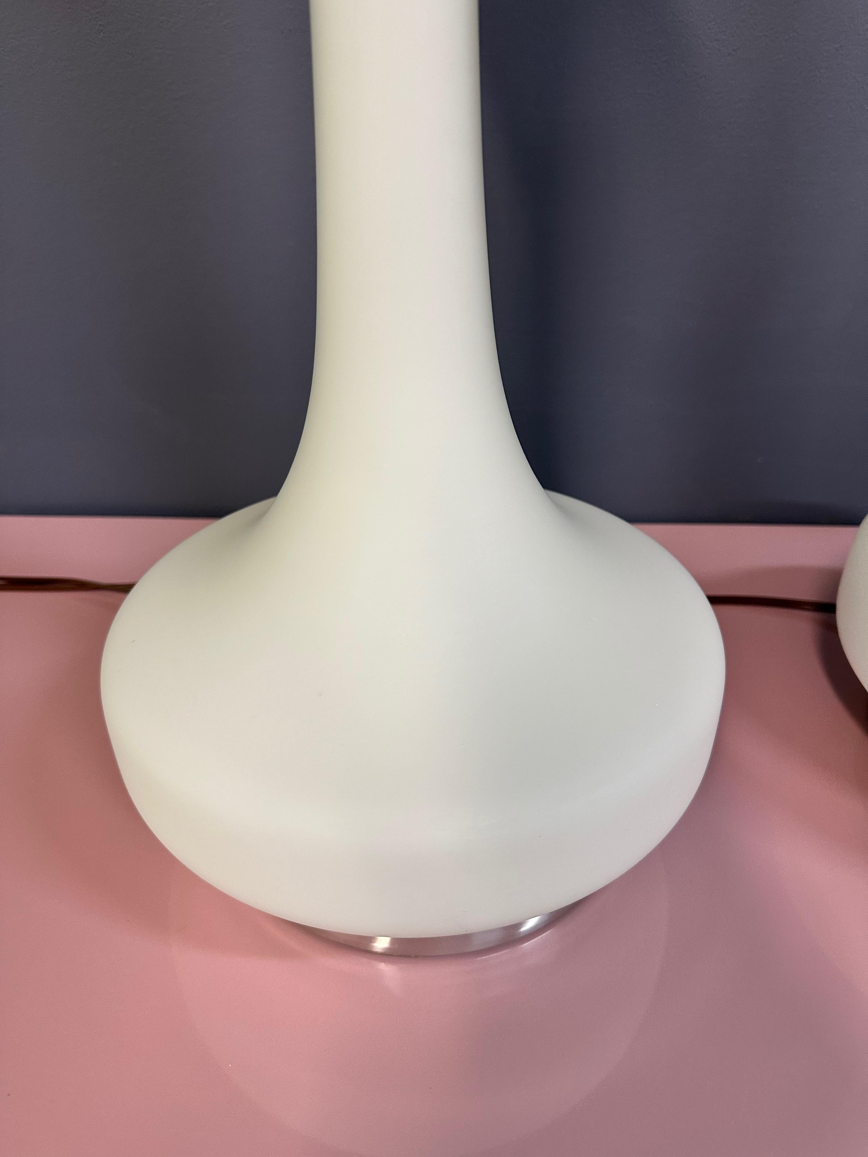 Pareja de lámparas de sobremesa de cristal esmerilado opaco de los años 70, Laurel Lamp Co. Mediados de siglo Vidrio soplado en venta