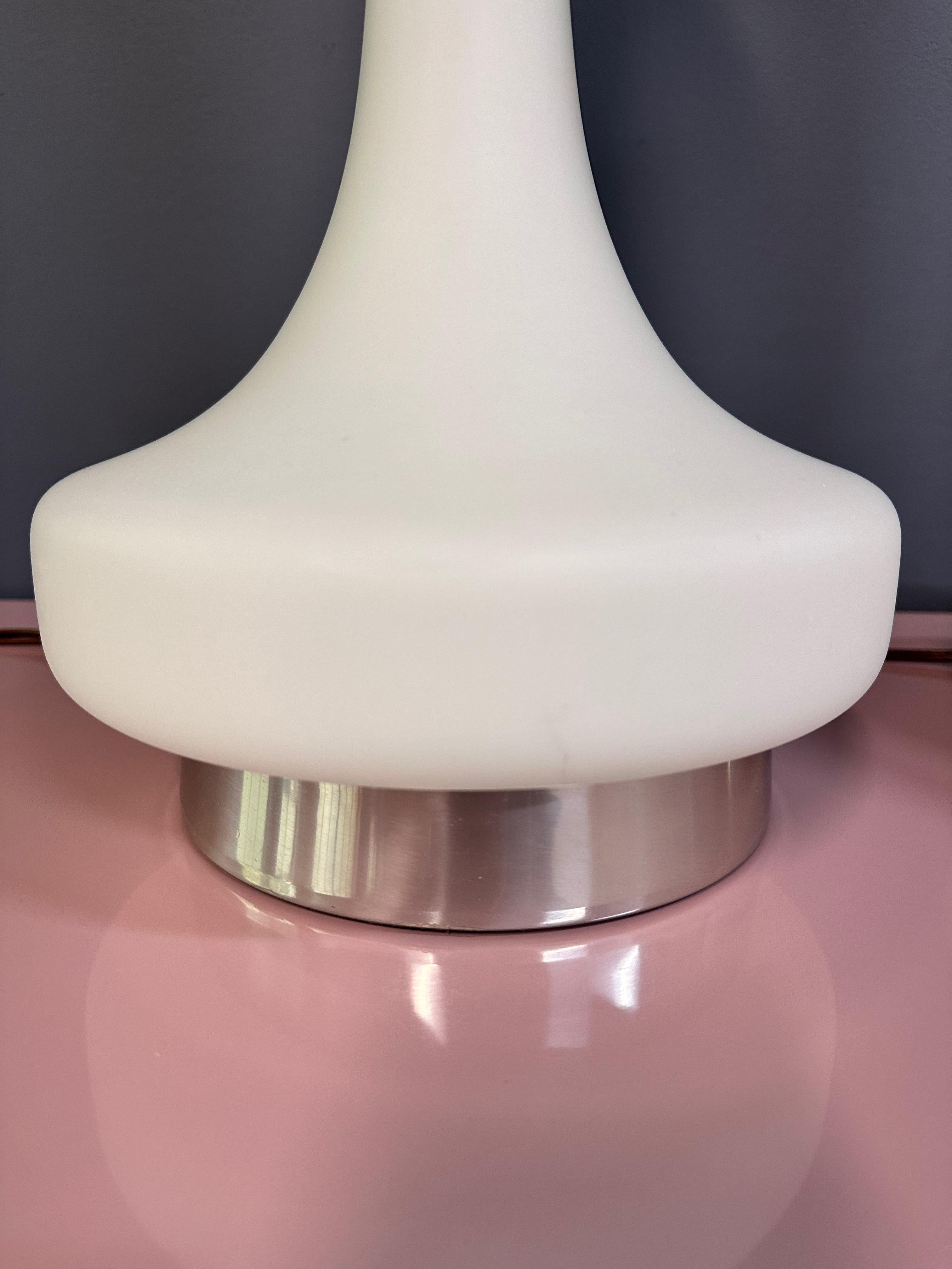 Pareja de lámparas de sobremesa de cristal esmerilado opaco de los años 70, Laurel Lamp Co. Mediados de siglo en venta 1
