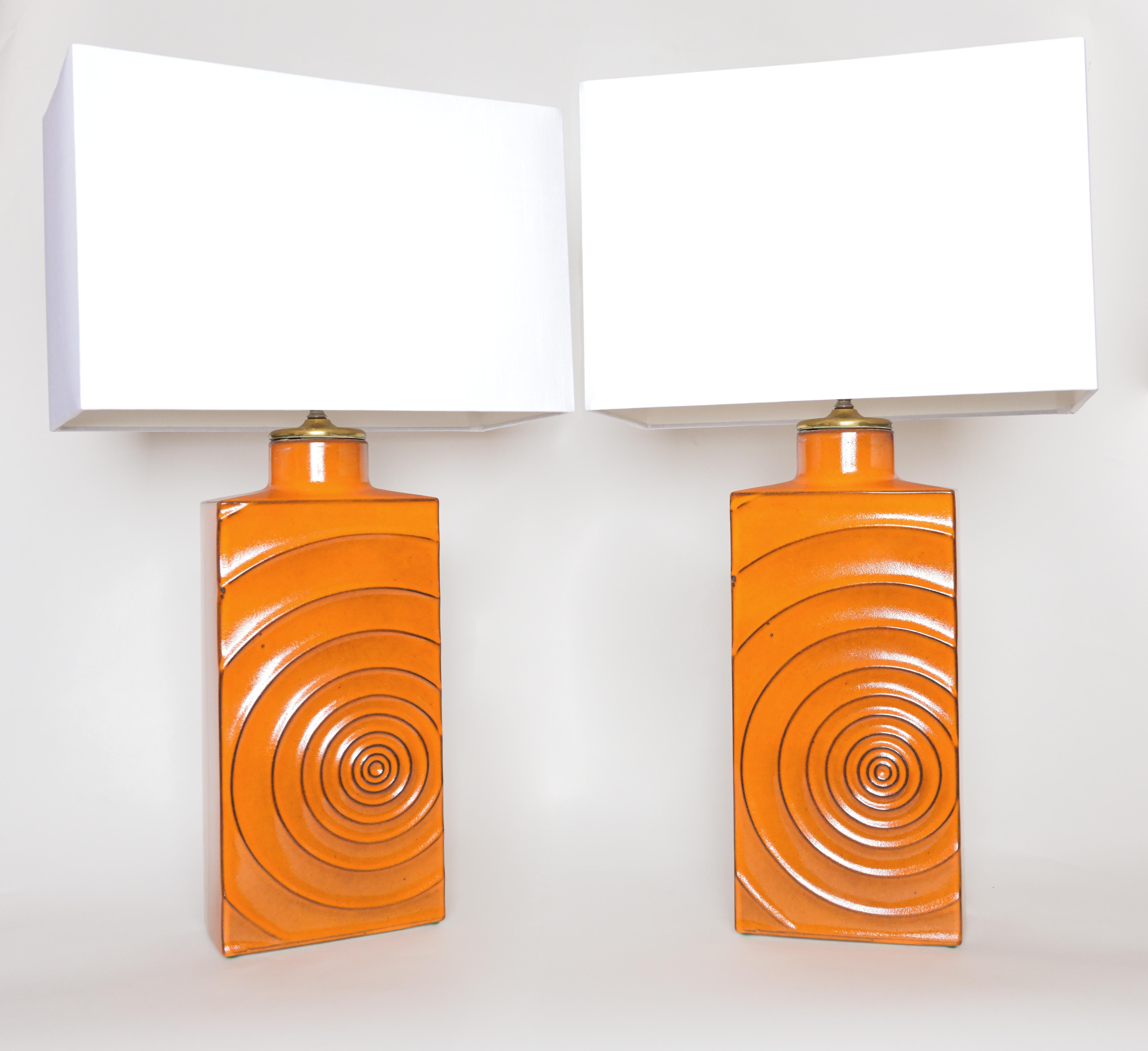 Paar moderne orangefarbene Steingut-Tischlampen aus den 1970er Jahren (Moderne) im Angebot