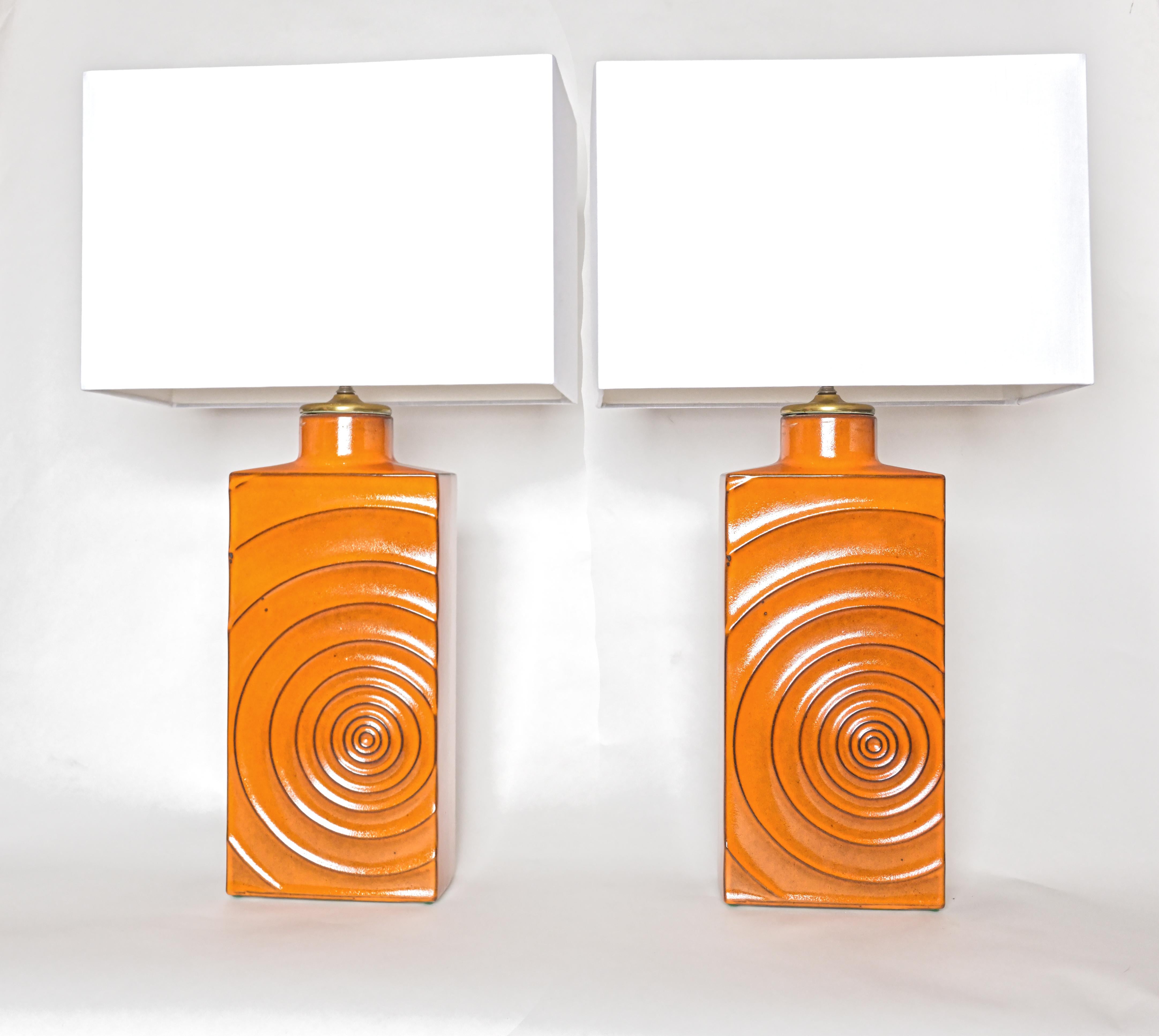 Paar moderne orangefarbene Steingut-Tischlampen aus den 1970er Jahren im Zustand „Gut“ im Angebot in New York, NY