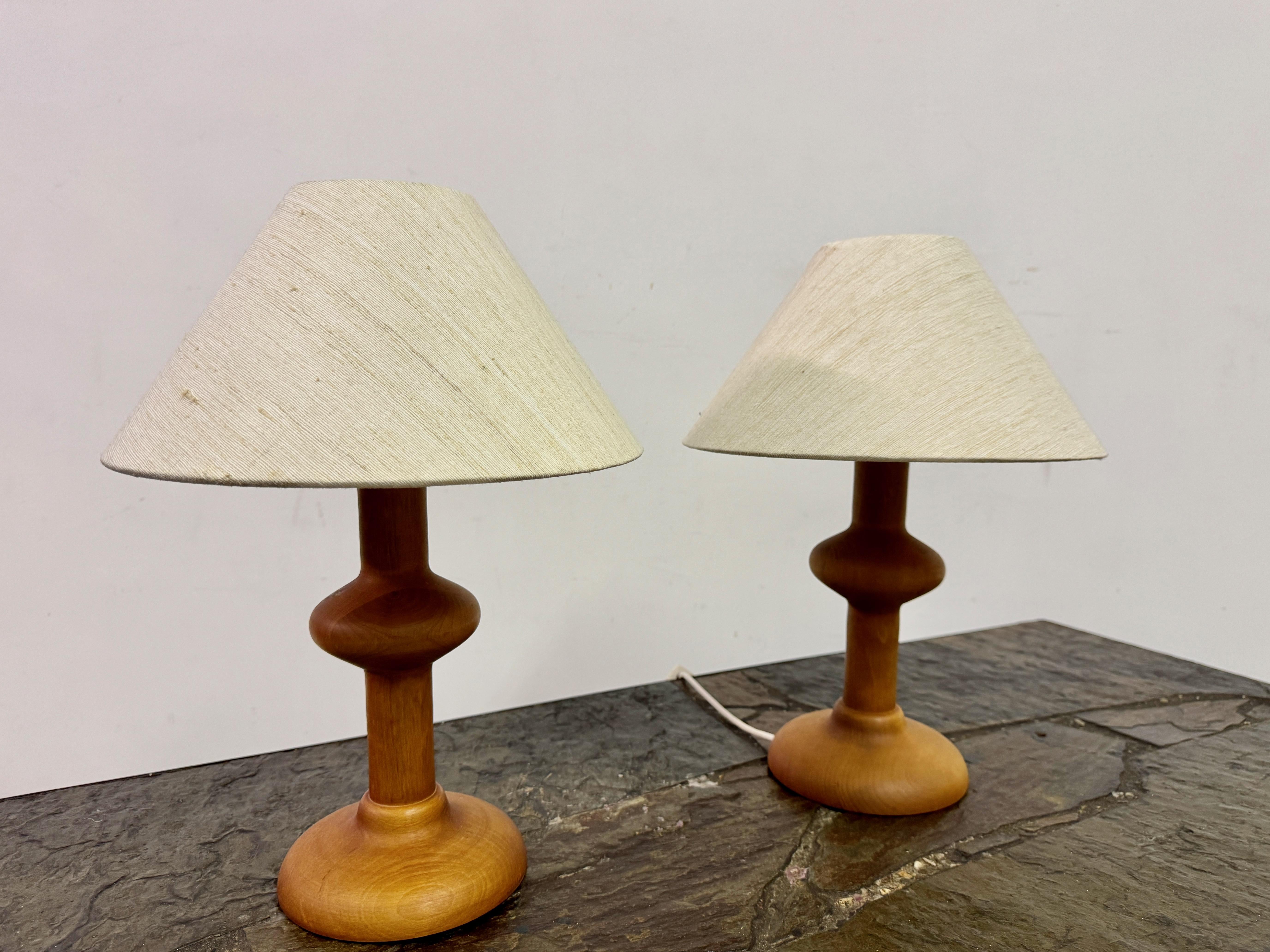 Paar Tischlampen

Gedrechseltes Holz

Original-Farbtöne

Organische Form

1970s

Kleine Falte in einem der Farbtöne