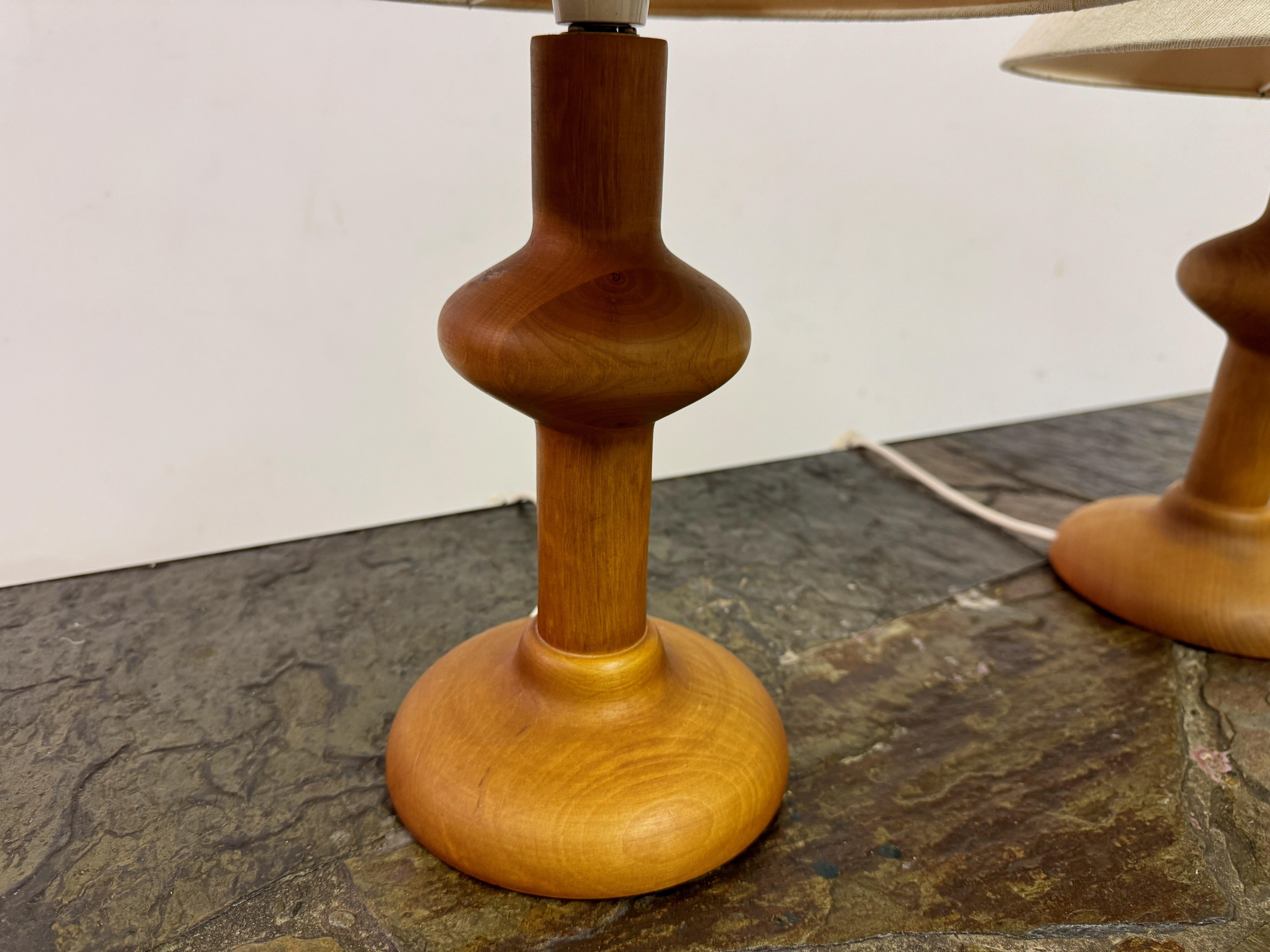 Mid-Century Modern Paire de lampes de table en bois tourné organique des années 1970 en vente
