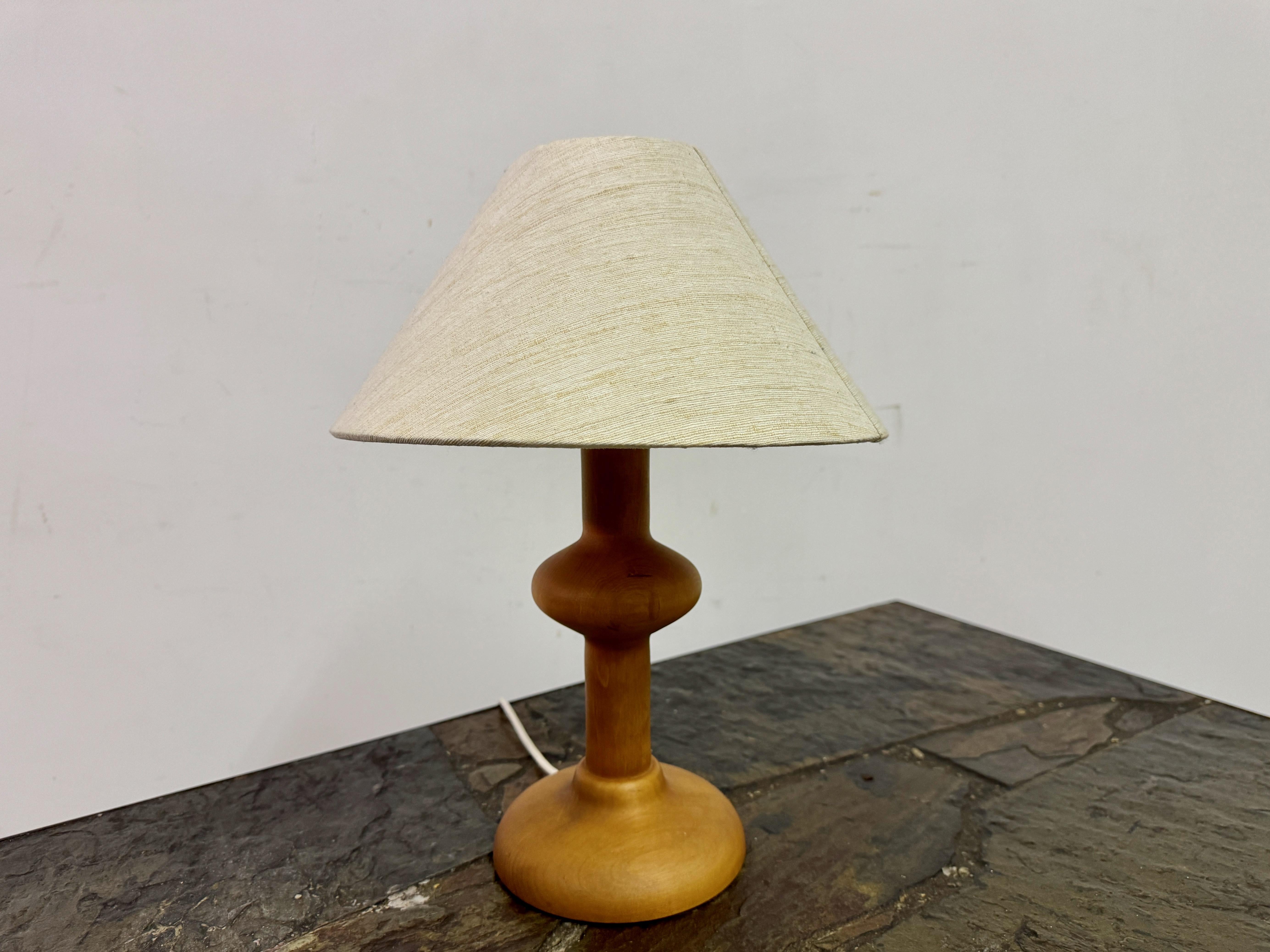 Bois Paire de lampes de table en bois tourné organique des années 1970 en vente